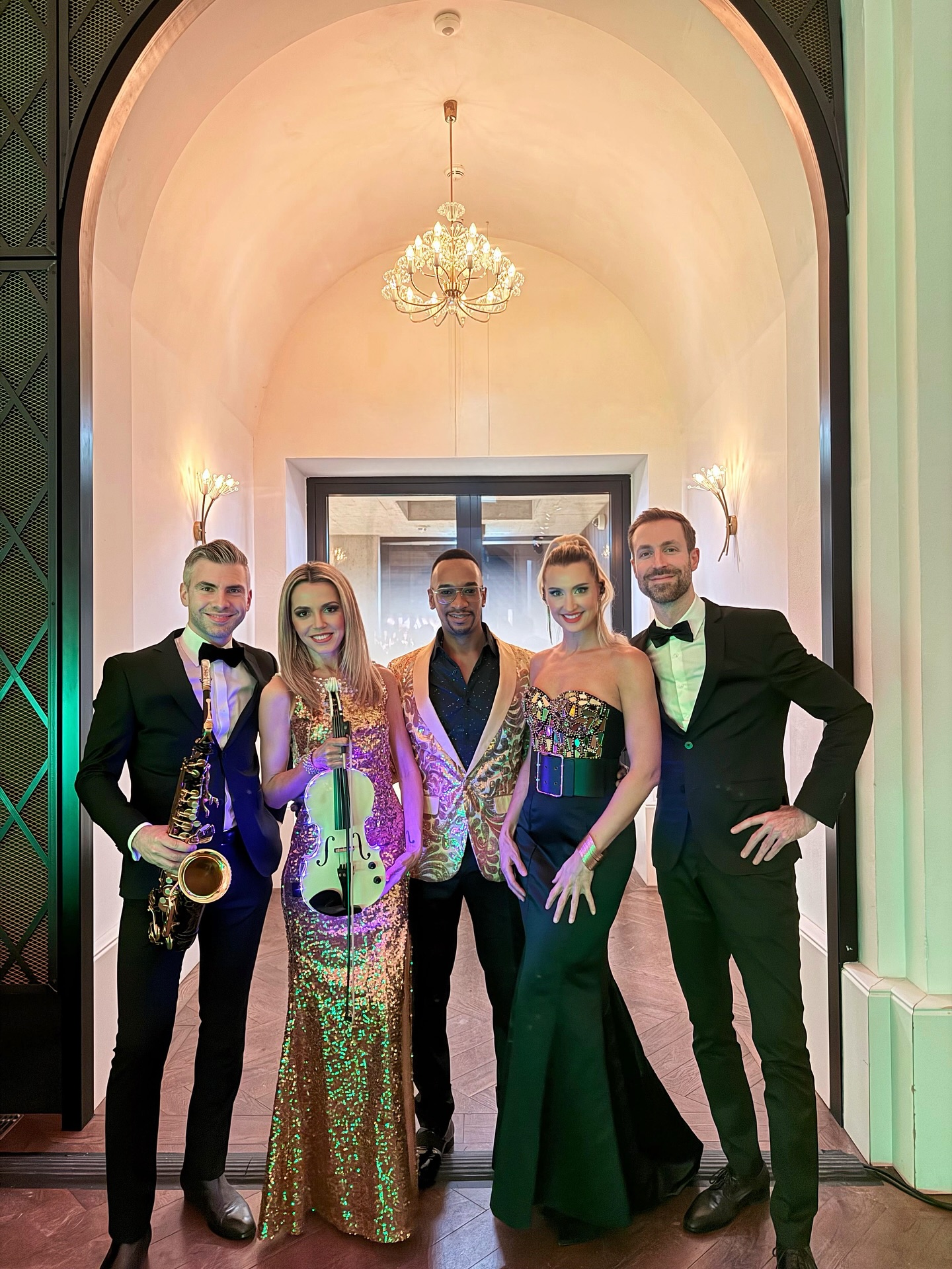 Our ✨ Sugar Sky Allstars ✨ at the Christmas party of @thermomix.austria at the wonderful @weitsichtcobenzlvienna! 🎄🥂
Big thanks to @erlebnis_marketing and @sugaroffice_artistagency_shows 🫶🏽
It was a wonderful evening! ✨
.
www.sugarskymusic.com
.
#SugarSky #DJLiveAct #Band #Party #Lounge #Music #Vienna #Exclusive #Liveact #Showact #EventEntertainment #Events #Artists #Wien #Cobenzl #schlosscobenzl #Weitsicht