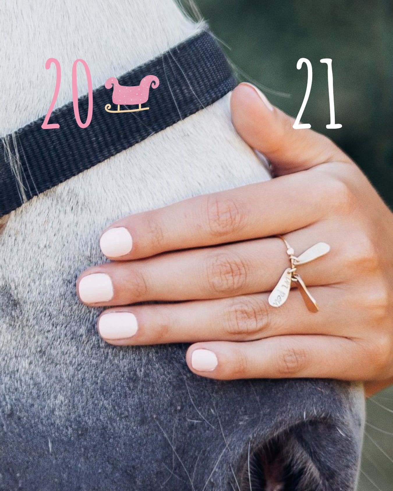 ✨ Jour 20 & 21 - Le dernier éclat ?
On entre dans les derniers jours avant Noël…
ce moment un peu suspendu
où tout va plus vite,
où l’on cherche encore le cadeau qui a du sens.
Cette bague à breloque pétale de fleur,
c’est une attention délicate,
un bijou chargé de poésie
pour dire je pense à toi sans en faire trop.
Parce qu’au-delà des paquets,
ce sont les émotions qui restent.
Et parfois, un simple pétale suffit
à réchauffer un cœur. ✨🌸
Dernier rush avant Noël : dis-moi en commentaire pour qui tu cherches encore le cadeau parfait 💛
#creatricebijoux#artisanebijoutiere#bijouxfaitsmain#femmeactive#paumaville64