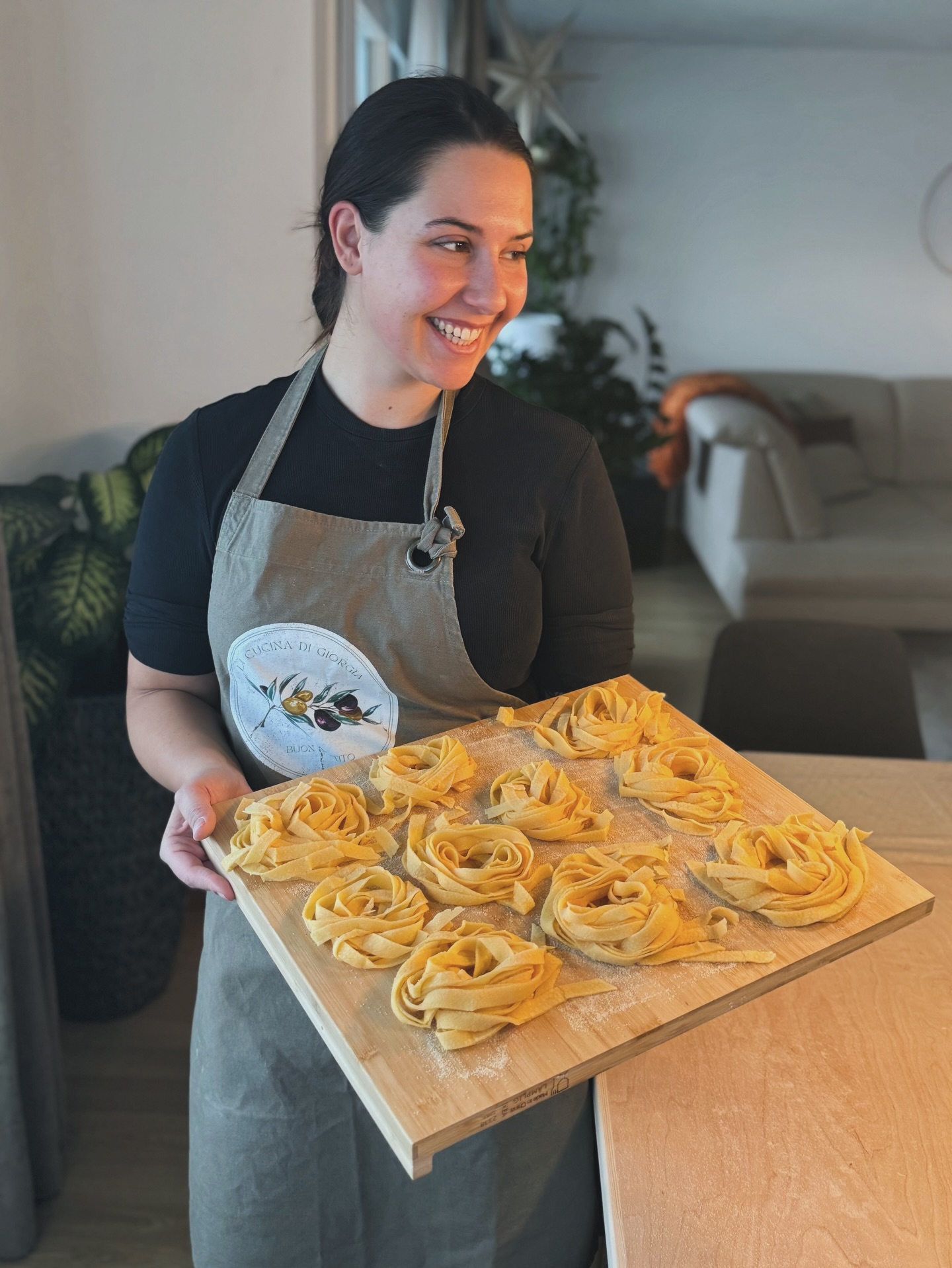 Abbiamo dimenticato che le cose buone hanno bisogno di tempo.
Proprio come me lo ha insegnato la nonna.
Niente macchina per la pasta,
solo il mattarello e le mani.
Prendersi il tempo di fermarsi
e sentire l’impasto sotto le dita.
Mi sono sempre chiesta come si potesse cucinare senza le quantità.
Quando chiedevo alla nonna le dosi,
lei diceva sempre: “lo senti e basta”.
Poi, con le mani nella farina,
impastando, ho capito davvero...
E dal mio viso rosso si vede tutta la fatica che c’è dietro
•
•
#pasta#domenica#pastalover#pastafattaamano