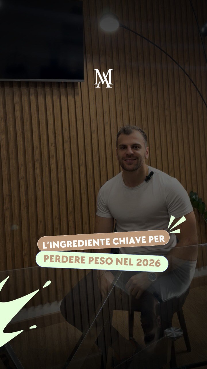 L’ingrediente chiave per perdere grasso nel 2026? La PRIORITÀ
Ma attenzione: non quella che dici di avere. Quella che VIVI ogni giorno.
Esistono DUE tipi di priorità:
✅ Quelle che DICHIARI (“Quest’anno dimagrisco!”)
✅ Quelle che PRATICHI (quello che fai ogni singolo giorno)
Se la tua priorità dichiarata è perdere grasso, ma quella praticata è mangiare cibo spazzatura… indovina quale vince? 🍕🍔
Va anche bene. Ma sii onesto con te stesso.
Perché la trasformazione inizia quando smetti di raccontarti bugie e trasformi le tue parole in AZIONI concrete.
Il 2026 può essere l’anno della svolta. Ma solo se scegli di passare dalle parole ai fatti.
Sei pronto? 💪