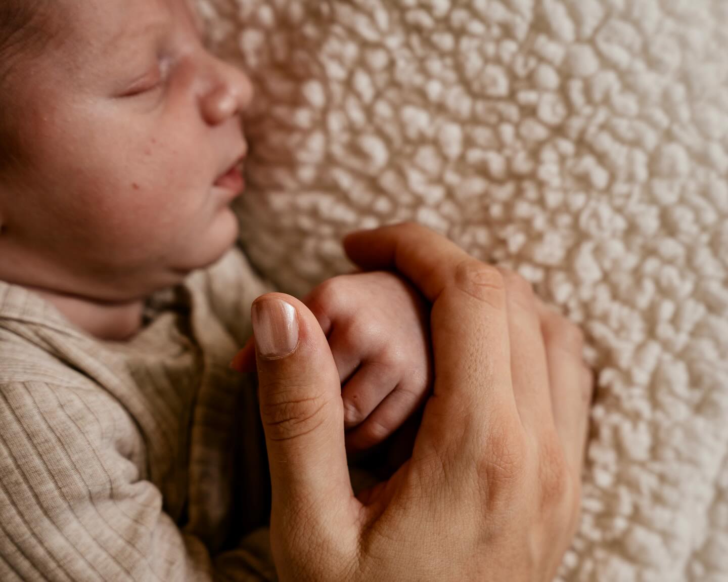 Goedemorgen zonder zorgen!!!
Afgelopen weken veel mooie lieve baby’s vast mogen leggen. Heerlijk om even in een newbornbabybubbel te mogen zijn.
#newbornflits #babyshoot #newbornshoot #newbornbaby #newbornfotoshoot
