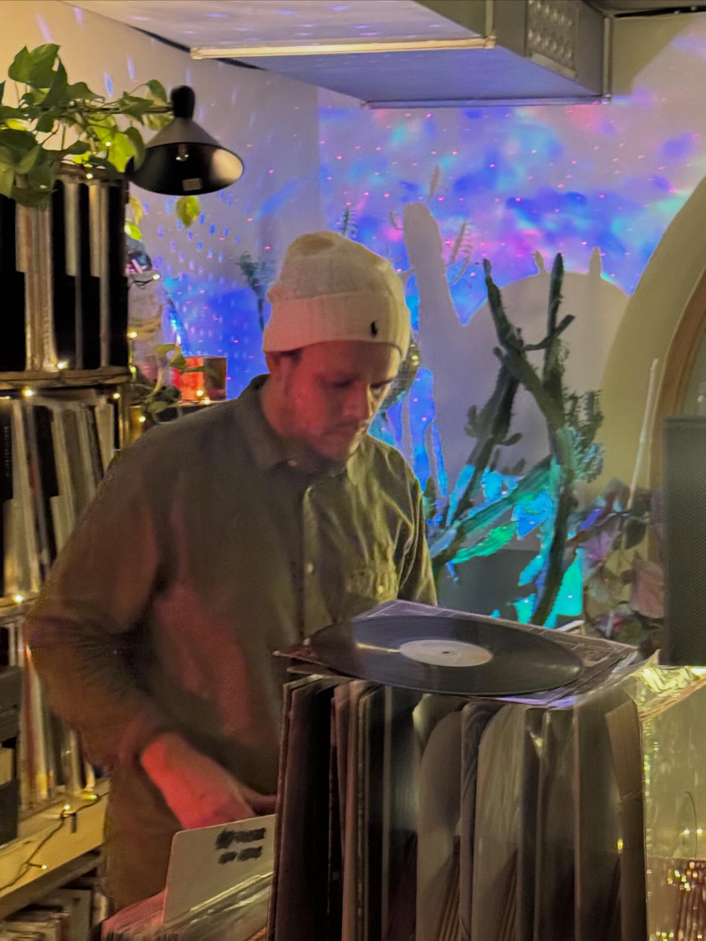 Spot-on golden age drum & bass set from @donn.boogaloo tonight at @roxy.vinylcafe 🔥