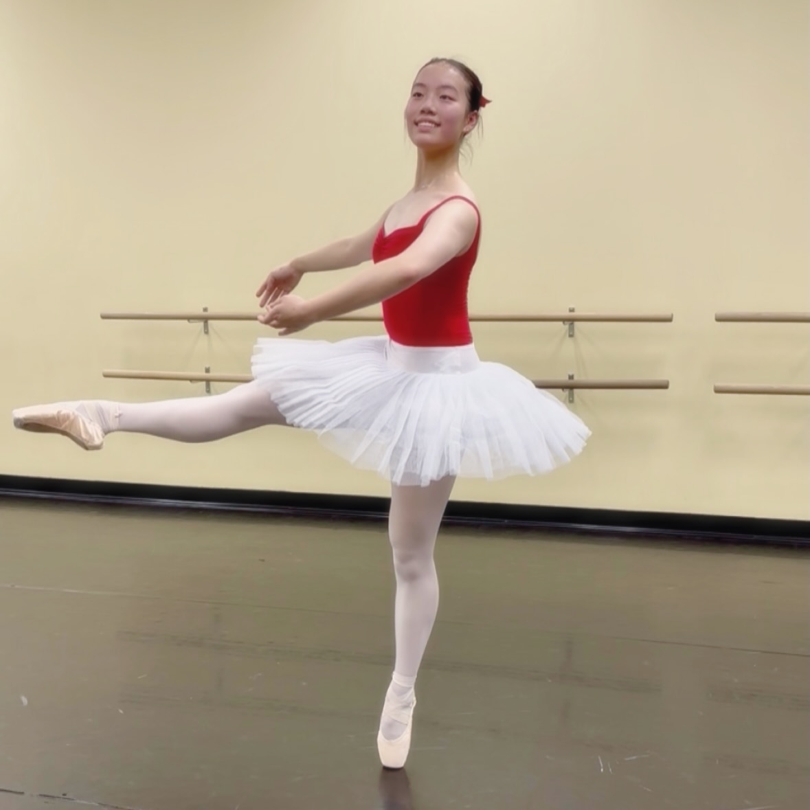 When dedication meets progress 🩷
Just a little improvement, earned through hard work, makes this moment shine — the perfect gift for the holidays 🎄✨#ballet #balletstudents #balletschool #balletstudio #balletlife