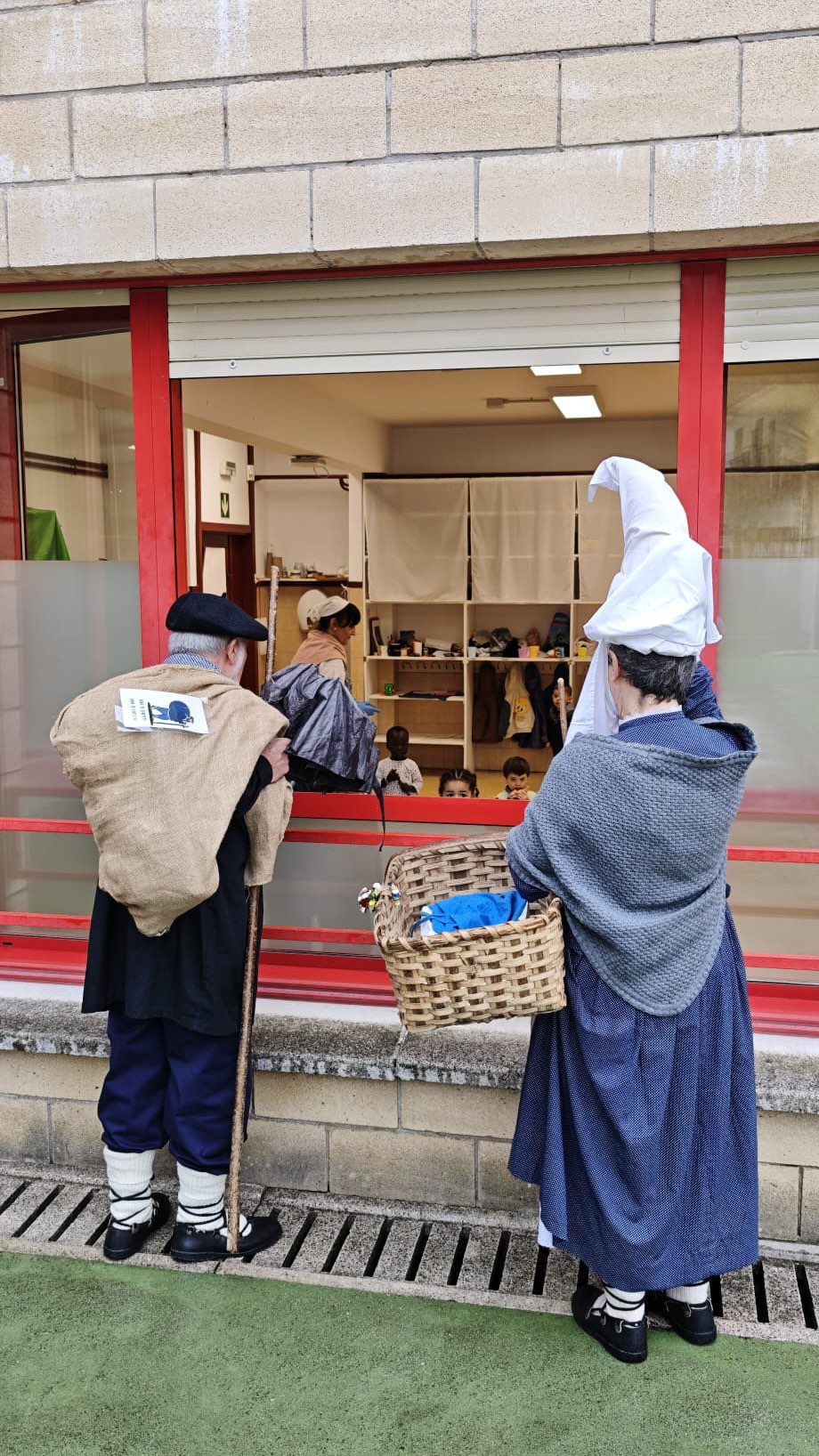 🎄🎄🎄Eguberri eguna Elizatxo Ikastolan🎄🎄🎄 Atzoko eguna ederra izan zen!! Eskerrik asko beste urte batez Leoka Guraso Elkarteari hamaiketakoagatik!!! Ondo pasa oporretan eta 2026 urtean ikusiko dugu elkar!!! ✨✨✨✨✨