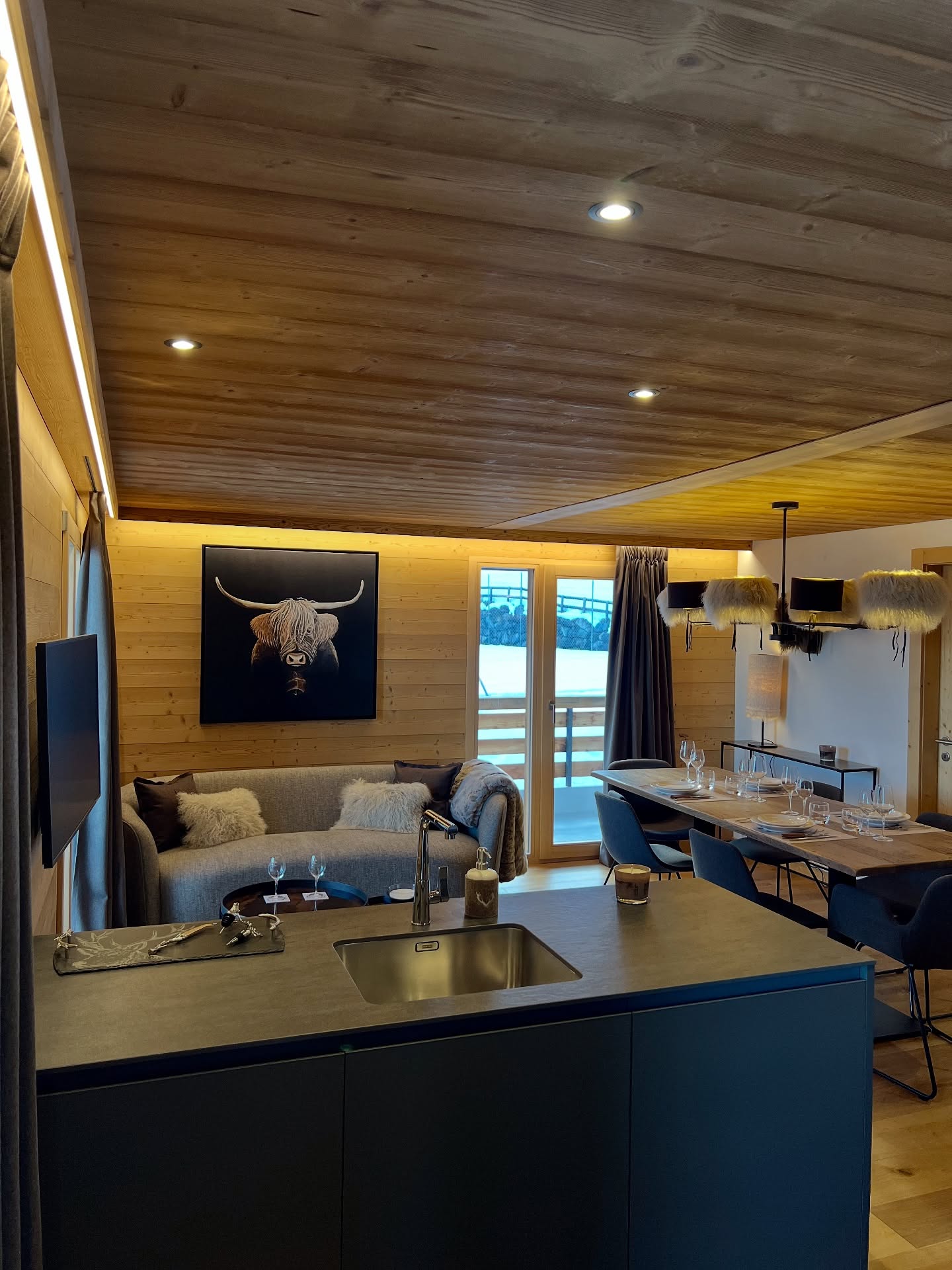 Rénovation d’un appartement à Nendaz.
Parois, plafond avec leds intégrés et rideaux, armoires et lits sur mesures 🎉 🪵
-
-
www.granges-mec.ch