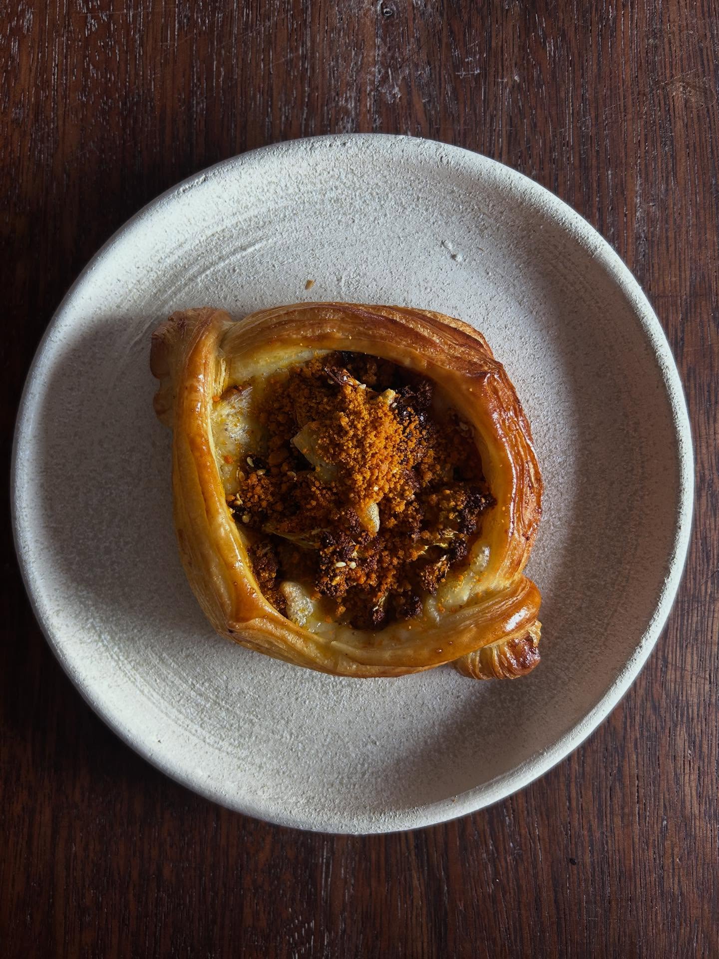 Danish de coliflor rostizada con maple, ajonjolí, curry, queso maduro y sal prieta!
.
¡Increíble! con las delicadas láminas de nuestra masa de croissant, luce genial en el plato de @monte_std
.
Estamos con este y otros deliciosos croissants en @tu_mercadito_ec hasta las 14:00 🥐