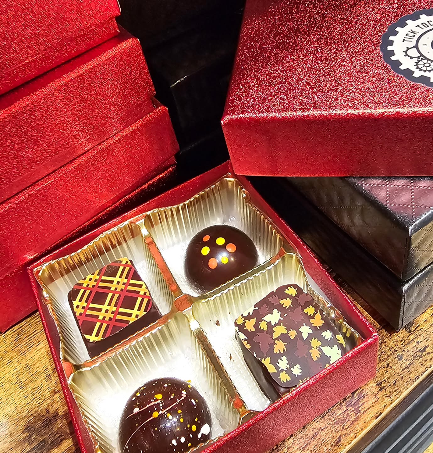 The case is full and 4 piece boxes are back in stock!
#chocolate #holidayrush #countdown #openeveryday #tired