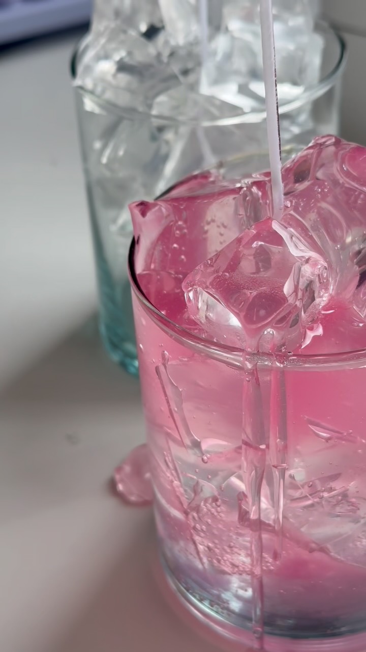 Para los amantes del Postobón Manzana, hicimos nuestra versión fresa 🍓✨
Una vela gummy, deliciosa para apretar, perfecta para el anti-estrés, dura muchísimo encendida y sí… huele tal cual como se ve 🤍🕯️
✨ Ordénala por WhatsApp 📲 310 800 1469 o en wearecosmik.com
También puedes escribirnos y consultar 🤍