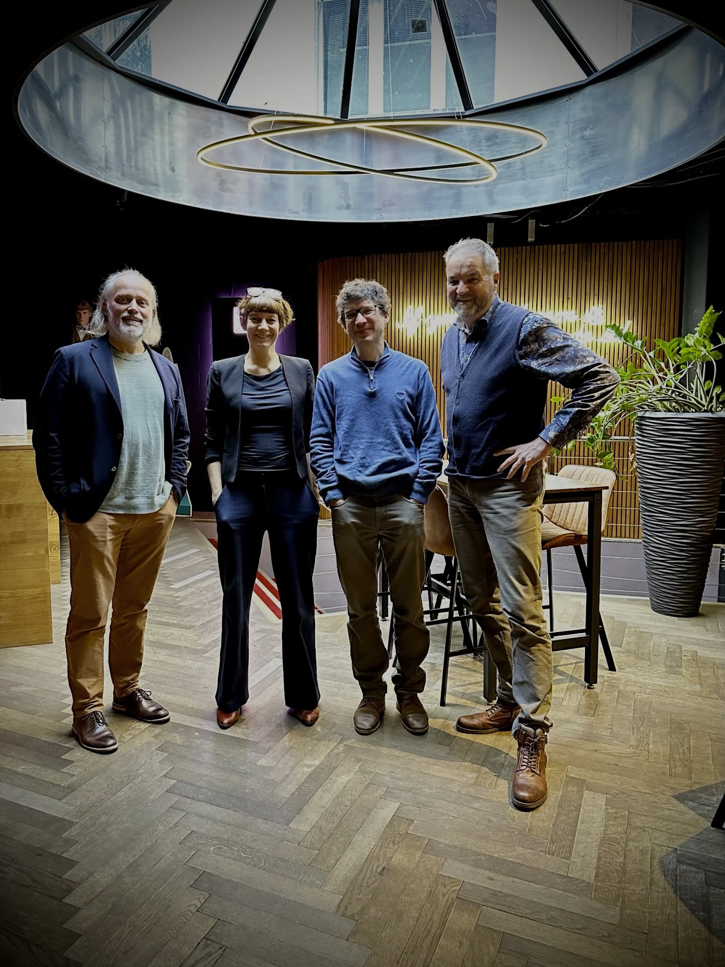 Gestern traf Glacé auf Wissenschaft. 🍨🎓 Wir waren als Praxispartner bei der Präsentation der Studierenden im KINOKONI dabei. Vorgestellt wurden fundierte Ansätze zum Konsumverhalten, direkt bezogen auf unsere Fragestellungen rund um die Glacé-Manufaktur.
Besonders hängen geblieben ist dieser Claim:
„Wir verkaufen Glacé und keine Luft. Weniger Luft, mehr Geschmack. Natürlich gut.“
Danke an die Studierenden sowie an Dorothea Schaffner und Manuela S. für das praxisnahe Modul Consumer Behavior im Bachelor-Lehrgang der Wirtschaftspsychologie an der Fachhochschule Nordwestschweiz FHNW.