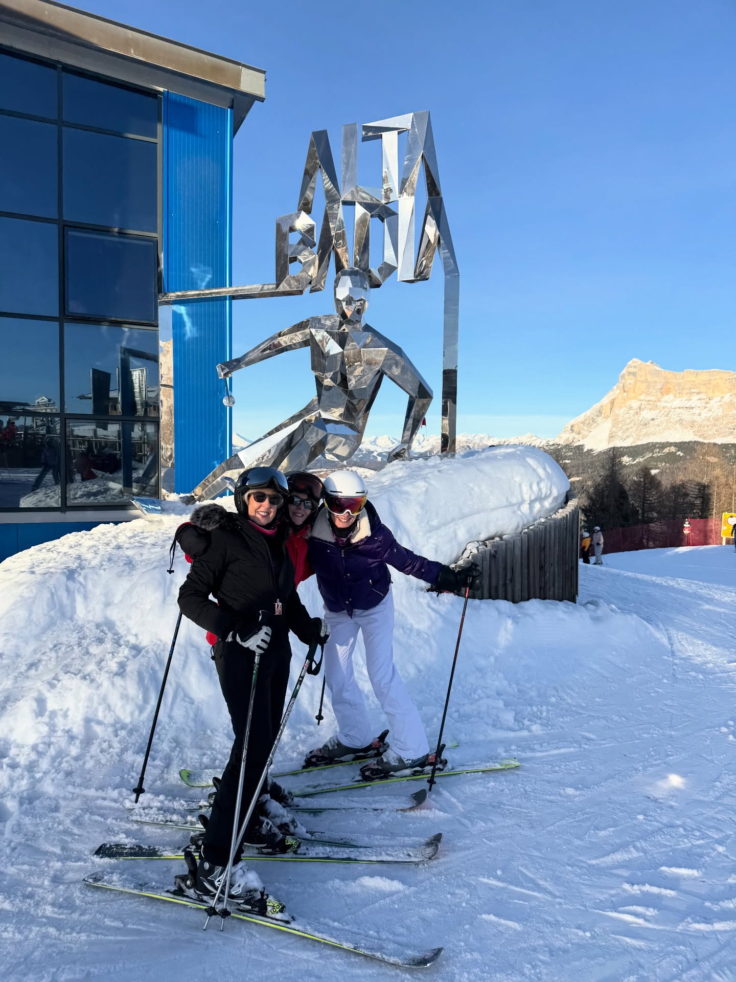 What a way to begin the season. Truly the best start we could have hoped for. Yes, we skied — and we skied a lot — but a WoW week is never just about the skiing.
It’s about the chats on the chairlifts, the long lunches, the little glass of vino (or two), the shopping (and there was plenty), and the feeling that builds when a group of women come together and simply have the best week.
This group was something really special: Sooz with her constant smile and expert shopping skills, Sonia whose love of skiing is completely infectious, Clare growing into such elegant skier under the guidance of our gorgeous Stefka,Thelma improving in leaps and bounds and lighting up the slopes in fluo, Christine travelling all the way from the US to be here, Carol skiing with us so confidently after, brave, determined and inspiring after having spent a lot of the year between crutches and physio, and Mandy absolutely smashing it — from blues and reds last year to charging the blacks and clocking 73km/h while chasing the kid racers (unsure if she meant to!)
A group of women who laughed, supported each other, pushed themselves and made this week a pure joy from start to finish.
Thank you, ladies, for setting the tone so beautifully — if this is how the season begins, we can’t wait for what’s still to come✨✨ WoW 2026 here we go!!!