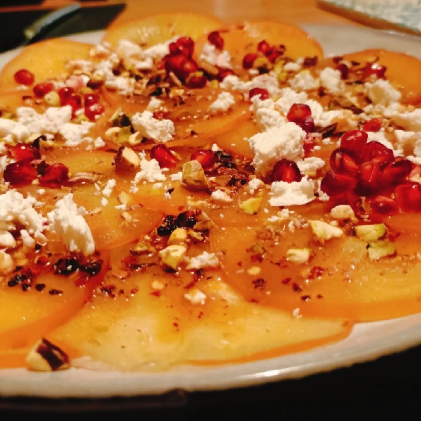 Zoek je nog een simpel kerst-voorgerecht waarvoor jij gegarandeerd complimenten krijgt? ✨ No worries, wij hebben 'm voor je!
Kaki carpaccio met feta & olijfolie
Wist je dat kaki nu in seizoen is?
Meestal zie je ’m zoet, maar hij is ook perfect in hartige gerechten.
Zo maak je het:
Snijd 3 rijpe kaki’s flinterdun en leg op een mooi groot bord
Meng de dressing:
80 ml Oleef Messara extra vierge olijfolie
2½ el granaatappelsap (of bloedsinaasappel)
2½ el honing
1½ tl crispy chili oil
Drizzel de dressing over de kaki
Brokkel de feta erover
Top af met granaatappelpitten, pistache nootjes & flaky zout
Fris, romig en perfect als licht kerst-voorgerecht 🎄 of gewoon een andere dag 🤭
👉 Proef 't zelf. Bestel Oleef via de link in bio
#kerstrecept #voorgerecht #extravierge #ExtraLekker