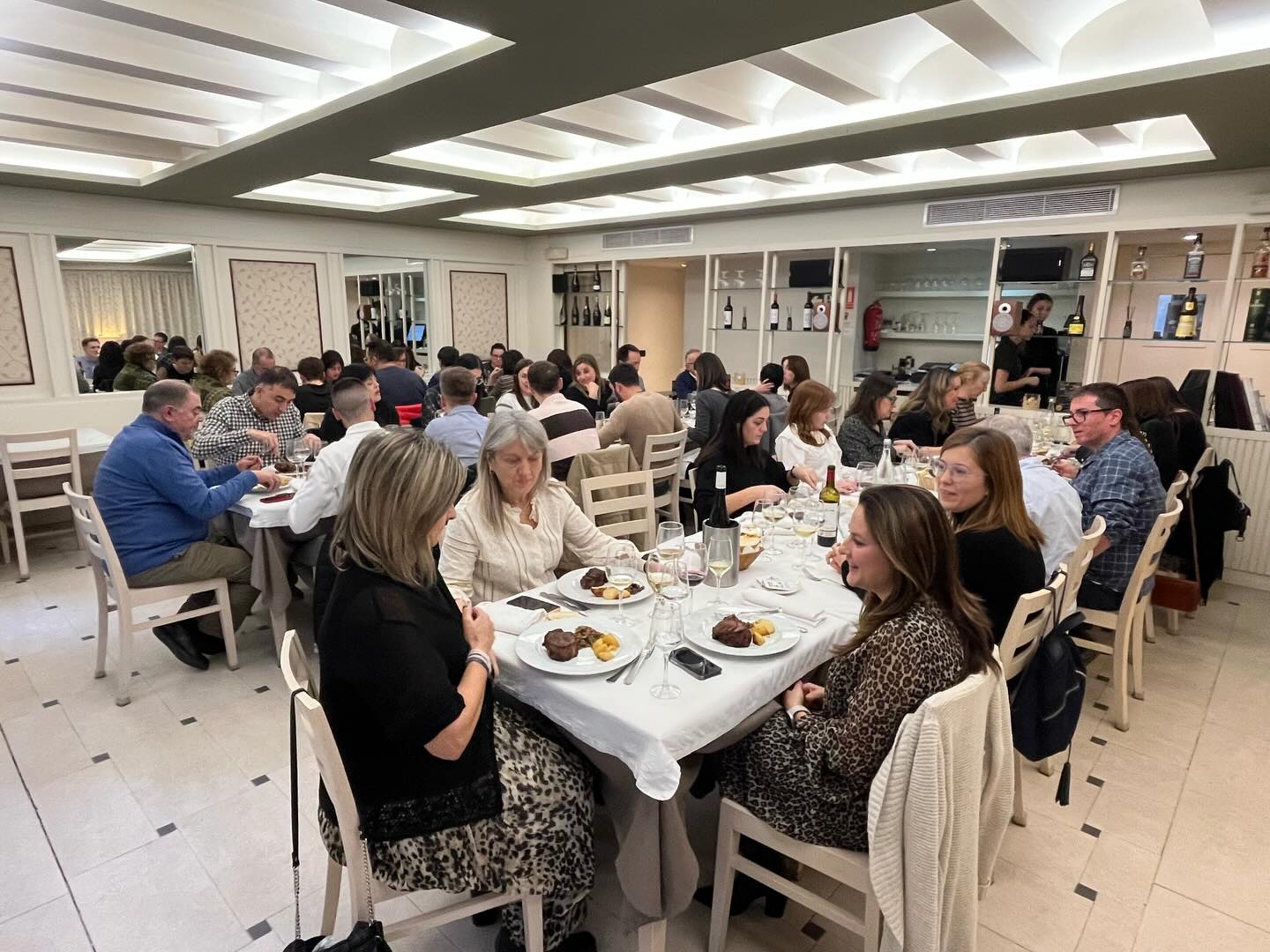 Siguiendo la “tradición” comarcal, cerramos la semana laboral con una comida navideña de empresa 🥂🎄
Reencuentros, despedidas, palabras bonitas ¡y muchos juegos que nos hacen reír y ayudan a conocernos mejor!
Después de unos meses intensos se agradece tener una ocasión así para poder disfrutar (casi) todo el equipo al completo, a la vez que nos celebramos la navidad con toda la gente dels Ports.
¡Felices fiestas!🎄
~
#asesoria #despacho #seguros #legal #consultoria gestoria elsports Morella vilafranca forcall cantavieja maestrazgo