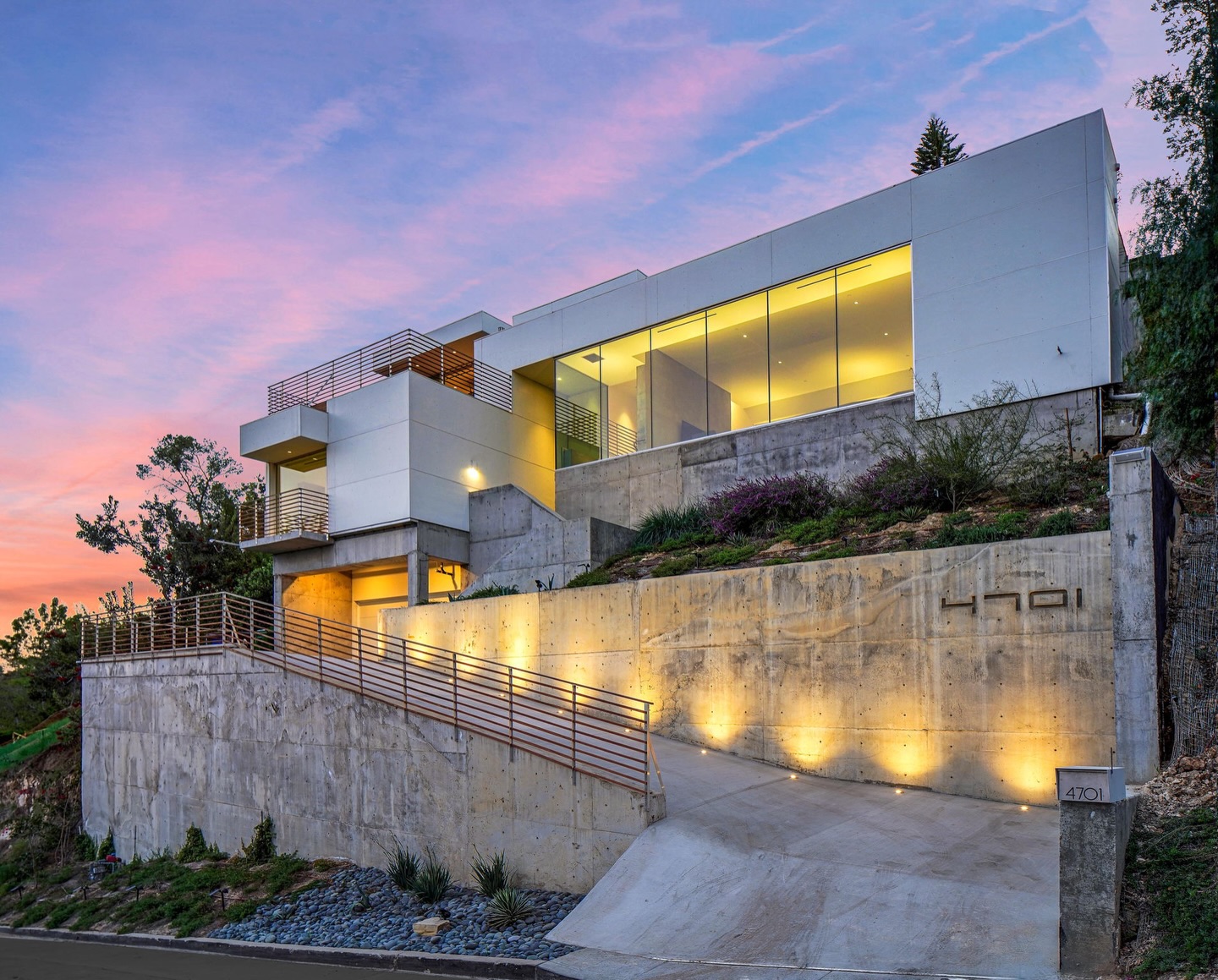 The Icon at 4701 stands as a refined study in concrete and glass, where structure meets transparency. Floor to ceiling expanses dissolve the boundary between interior and exterior, allowing light, scale, and materiality to take center stage. Featuring Styline systems throughout, the residence reflects a quiet confidence in modern architectural expression.
#ArchitecturalDigest #ModernArchitecture #ConcreteAndGlass #MinimalistDesign #LuxuryHomes