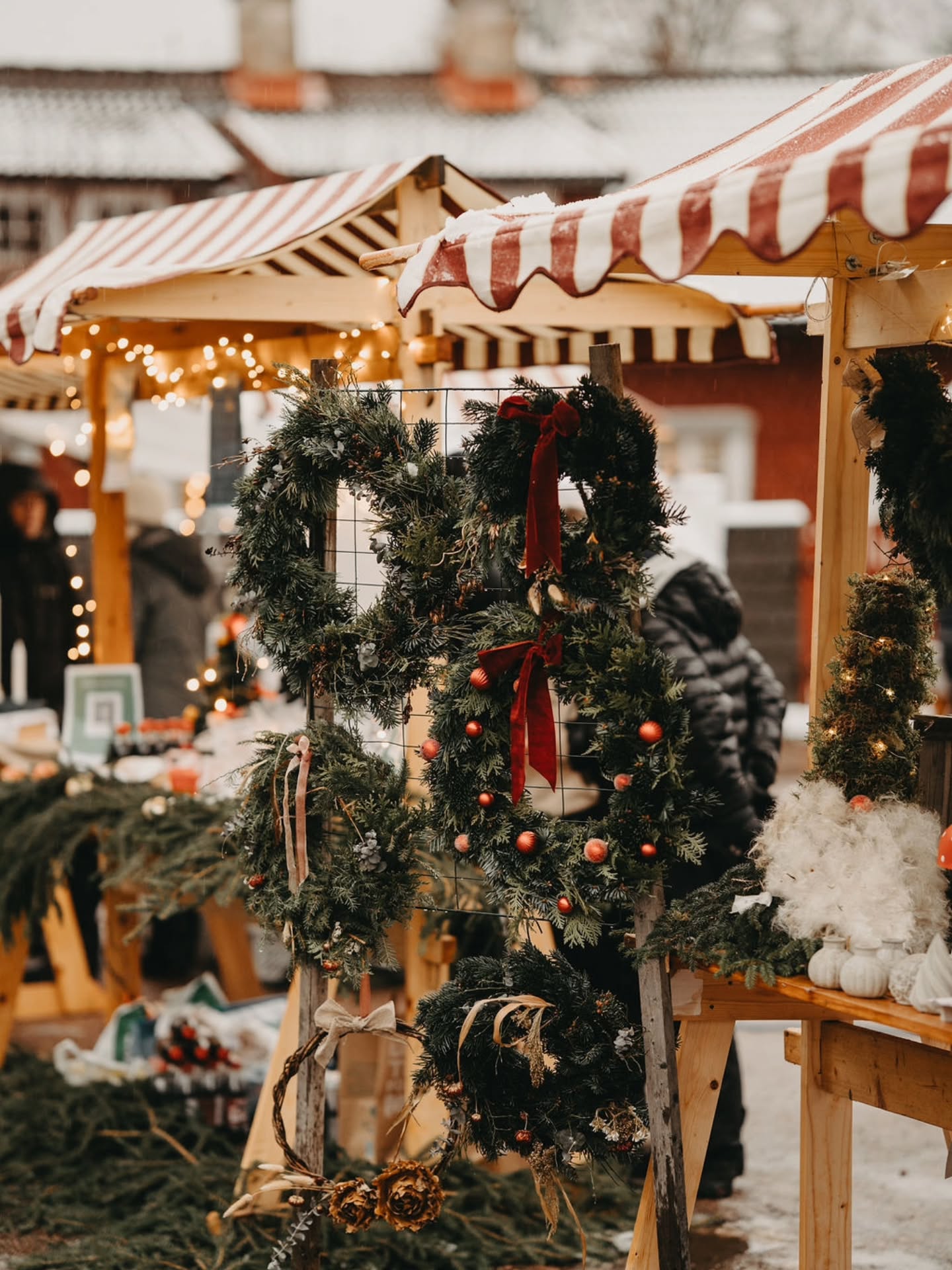 Vassbo Julmarknad 2025 ✨️ Vi hämtar oss fortfarande efter förra helgens otroliga marknad. Vilken dag det blev!!
Vi är så otroligt tacksamma för alla underbara försäljare och alla fantastiska besökare som trotsade vädret och bidrog till en dag FULL av julstämning!! ❤️
Julmarknad på Vassbo och speciellt i Magasinet var något vi hade som mål från sekunden vi tog över det här stället. Vi har utan tvekan fått blodad tand så håll ögonen öppna efter nästa års datum så ni kan skriva in det i kalendern 👌🏻 Och det finns såklart redan en lång lista på idéer för utveckling, det här är bara början! 🌟
TACK och God Jul ❣️ / Teamet på Vassbo Logi & Event
📷 @arcarifotografi
.
.
.
#vassbojulmarknad2025 #vassbologiochevent #magasinetvassbo #vassbojulmarknad #julidalarna