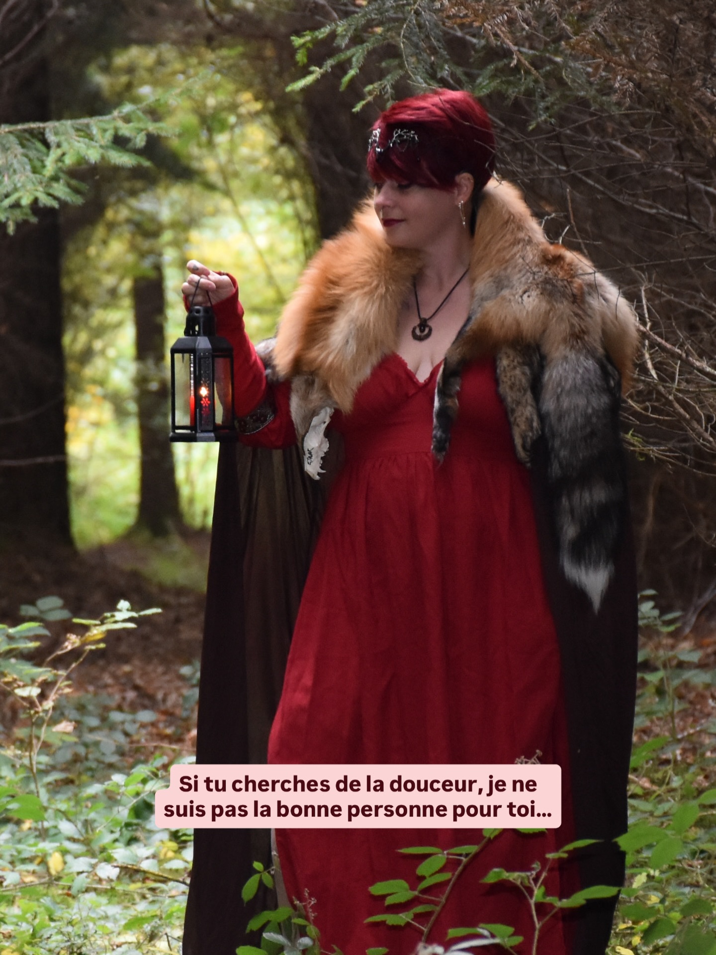 Si tu cherches de la douceur, je ne suis pas la bonne personne pour toi.
Si tu as besoin qu’on te rassure à chaque pas.
Qu’on te prenne par la main sans jamais te confronter.
Qu’on reste en surface, dans le “tout va bien”, le positif, le lumineux…
Alors je préfère être honnête :
je ne suis pas la femme qu’il te faut.
Cette année, à travers un accompagnement profond,
j’ai reconnu l’une de mes plus grandes forces.
Une force liée à mon ascendant Scorpion.
Je vois ce que tu caches.
Je sens ce que tu évites.
Je fais remonter ce qui est enfoui.
Et non —
le sombre ne veut pas dire mauvais.
Le sombre, c’est la vérité.
C’est dense. C’est puissant. C’est brut.
Et ce n’est pas toujours confortable à regarder.
Je n’accompagne pas en surface.
Je n’apaise pas pour anesthésier.
Je ne fais pas semblant.
Je suis celle qui te tient la main
pour descendre.
Pour aller voir ce que tu refuses encore de nommer.
Ce qui fait peur.
Ce qui est lourd.
Ce qui demande du courage.
Longtemps, j’ai fait taire cette part de moi.
Parce qu’on voulait que je sois douce.
Luminuese. Gentille. Rassurante.
Parce que cette intensité dérange.
Parce que la vérité isole.
Alors j’ai appris à me faire petite.
À lisser.
À me trahir.
Mais en cette fin d’année 2025, j’ai décidé que c’était terminé.
Je ne ferai plus taire cette part sombre.
Parce qu’elle n’est ni négative, ni dangereuse.
Elle est fondatrice.
Elle est transformatrice.
Elle est ce qui permet la vraie libération.
Aujourd’hui, j’accompagne uniquement les femmes lignantes.
Celles qui sentent l’appel des profondeurs.
Celles qui savent que leur puissance se trouve là où ça tremble.
Celles qui sont prêtes à regarder leur histoire, leur lignée, leurs ombres — et à en faire une force.
Si tu n’es pas une femme lignante,
c’est parfaitement ok.
C’est ton chemin.
Mais je ne suis plus la personne pour t’accompagner.
En lisant ces mots, quelque chose en toi s’est redressé au lieu de reculer… alors peut-être que tu sais déjà.
Tu te reconnais, commente « MURMURE » et réserve ton appel initiatique.
#BodyMemory #MemoireDuCorps #FemmesLignantes #LiberationFeminine #MemoireCellulaire