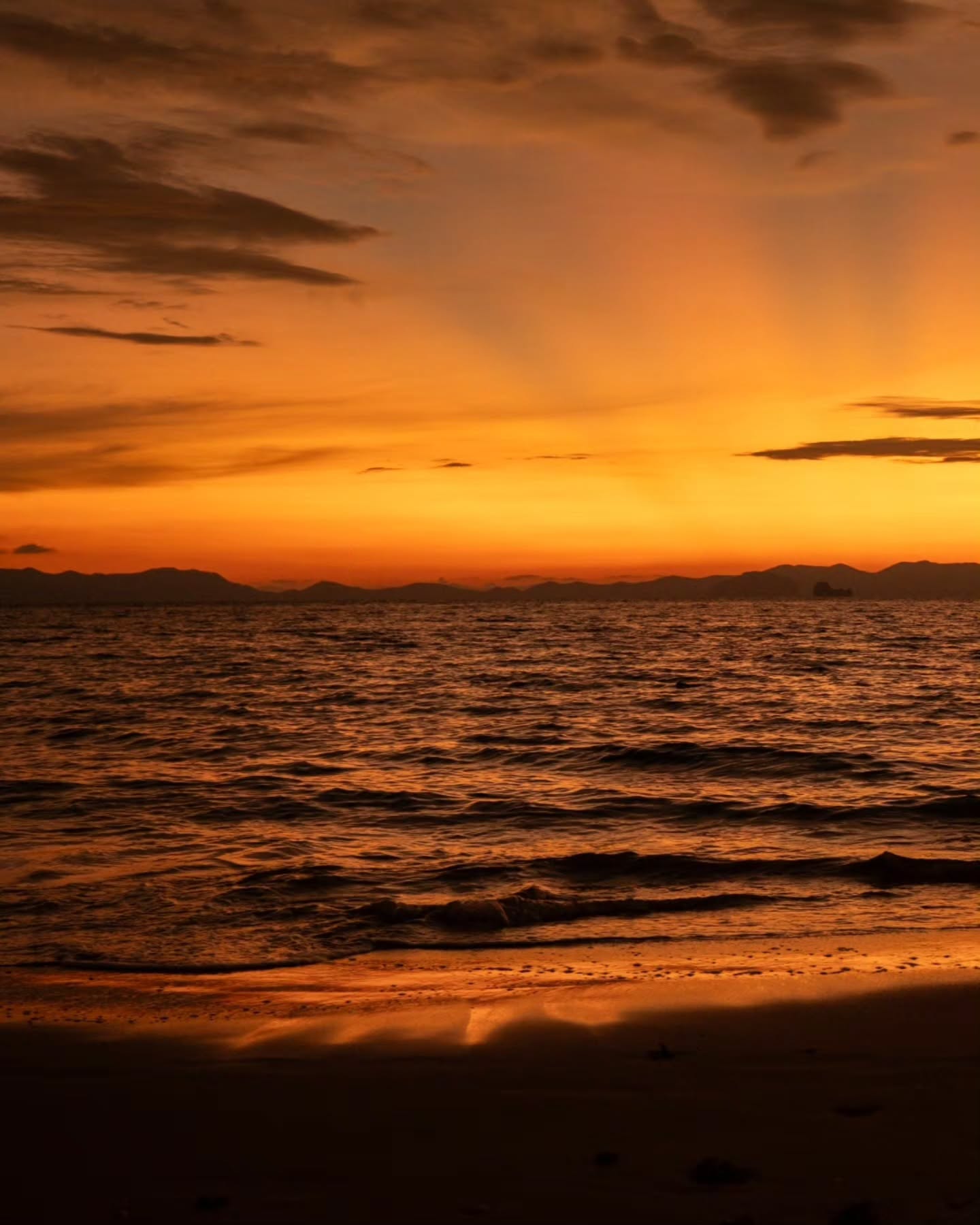Golden rainbow 🌅💫 whenever was a sunset for my I was thinking of my mum seen the sunrise and the she was calling me for giving the good morning to me 💫 y yo saying her : cucha hay le mando the sun ☀️
