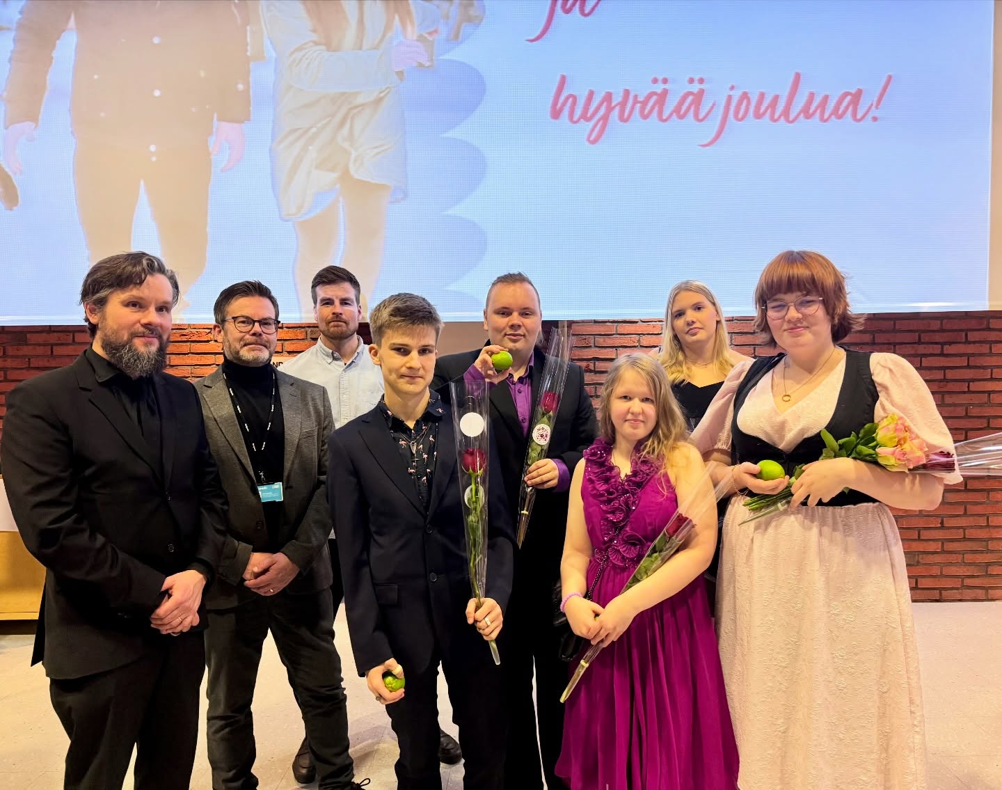 Hurjasti onnea taas meidän uudet valmistuneet Mediapalvelujen toteuttajat! 📸🎥🎛️ 🥳🥂🍰