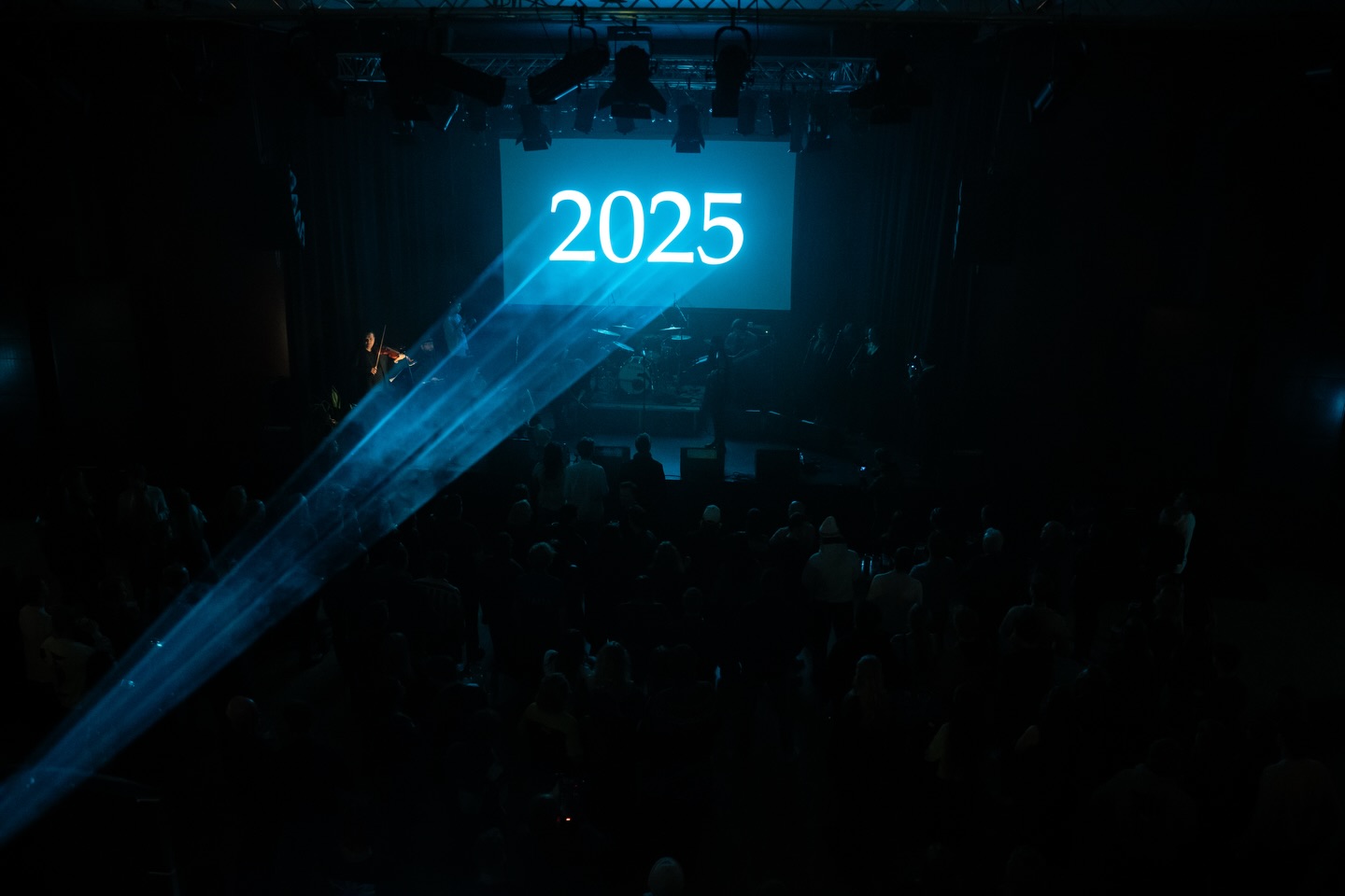 2025 har vært et fantastisk år.
Her fra Pilgrim Opplevelsen 1 - videoer tilsendt av publikum og hovedbilder av @photosbybror
1-6. bilder av @photosbybror
7. Baby Du Er Gal
8. @photosbybror
9-10. En Helt Ny Begynnelse
11. Ingenting Ser Forandring
12-13. Nomis & Hans
14. Blond På Blond
15. Dronning Maud
16-17. Ekte Kjærlighet
18-19. Kinaputter
20. Huset i Horisonten
#cultkaos #pilgrimopplevelsen #pilgrim #simonmoholt