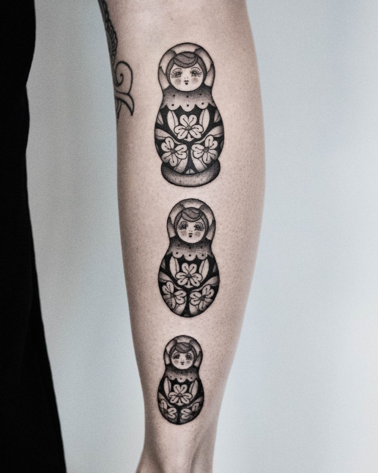 Three Matryoshka dolls tattoo for Kyla. Inspired by traditional Russian nesting dolls, carrying a deeply personal meaning for her. The design remains close to the original dolls, translated into blackwork and shaped through my own visual language.