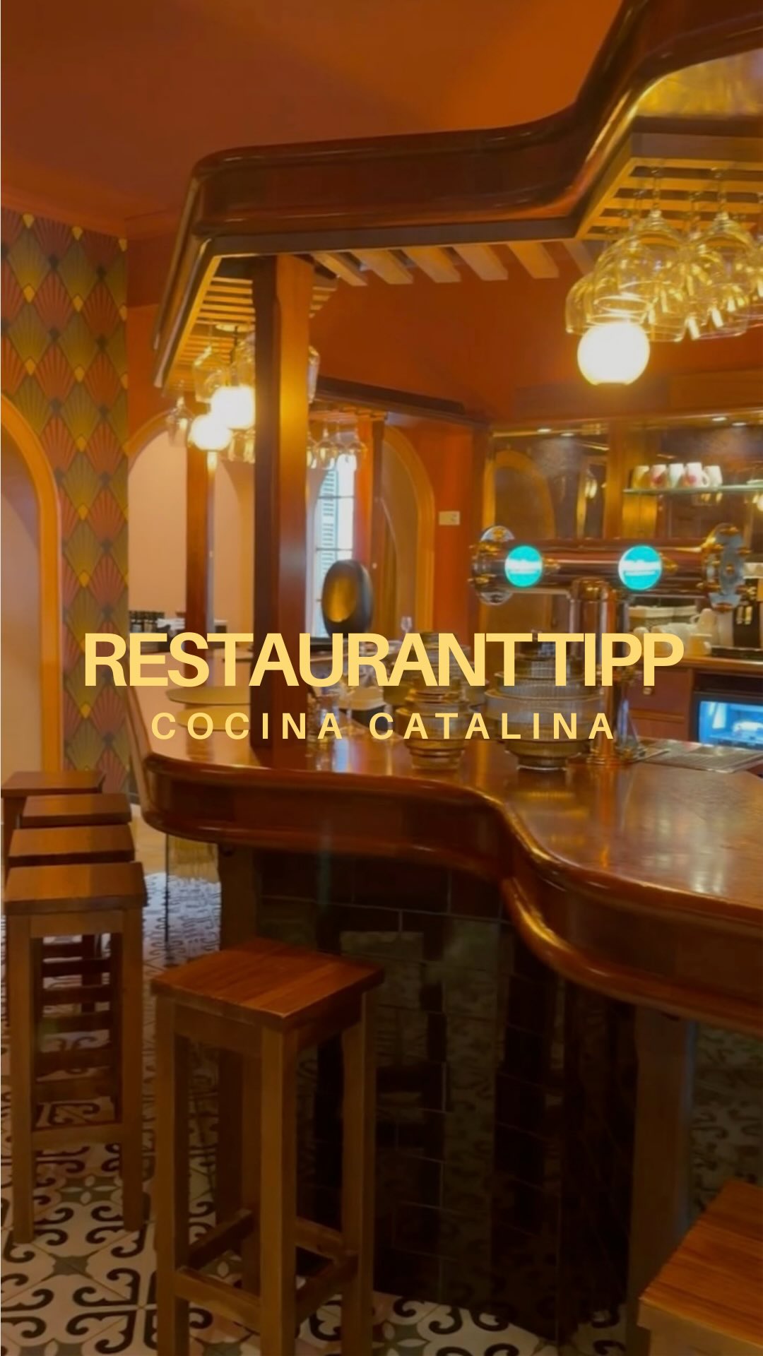 Gewinnspiel beendet. Gewonnen hat @ankeliebhaber 🧡
Gewinne einen 80 € Gutschein für das neue Restaurant Cocina Catalina in Santa Catalina 🍷🍽️
Der Gutschein ist ein Jahr gültig.
Ob Date Night, Dinner mit einer Freundin oder einfach ein richtig guter Abend für dich selbst.
Cocina Catalina steht für mediterrane Fusion Küche, eine entspannte Atmosphäre und diesen Mix aus modernem Palma und gemütlichem Lieblingsrestaurant. Genau der richtige Ort für einen besonderen Abend ✨
So nimmst du teil:
❤️ Reel liken
💬 kommentieren, mit wem du dieses Dinner genießen würdest
📲 das Reel in deiner Story posten und @mileiki_mallorca sowie @cocina_catalina_restaurante markieren
✨ Extra Gewinnchance, wenn du das Reel erneut veröffentlichst
Teilnahmebedingungen:
• Teilnahme ab 18 Jahren
• Keine Barauszahlung
• Nicht kombinierbar mit anderen Rabatten
• Gutschein einlösbar bis 19.12.2026
• Gewinnspiel endet am 21.12.2025 um 19 Uhr
• Gewinnerin oder Gewinner wird per DM benachrichtigt
• Dieses Gewinnspiel steht in keinerlei Zusammenhang mit Instagram
📍 Cocina Catalina
Carrer de Caro, 7
Ponent, 07013 Palma
Illes Balears
Für mehr Mallorca Tipps, Travel Guide Inspiration und echte Einblicke ins Inselleben folg mir hier ☀️🌴✨