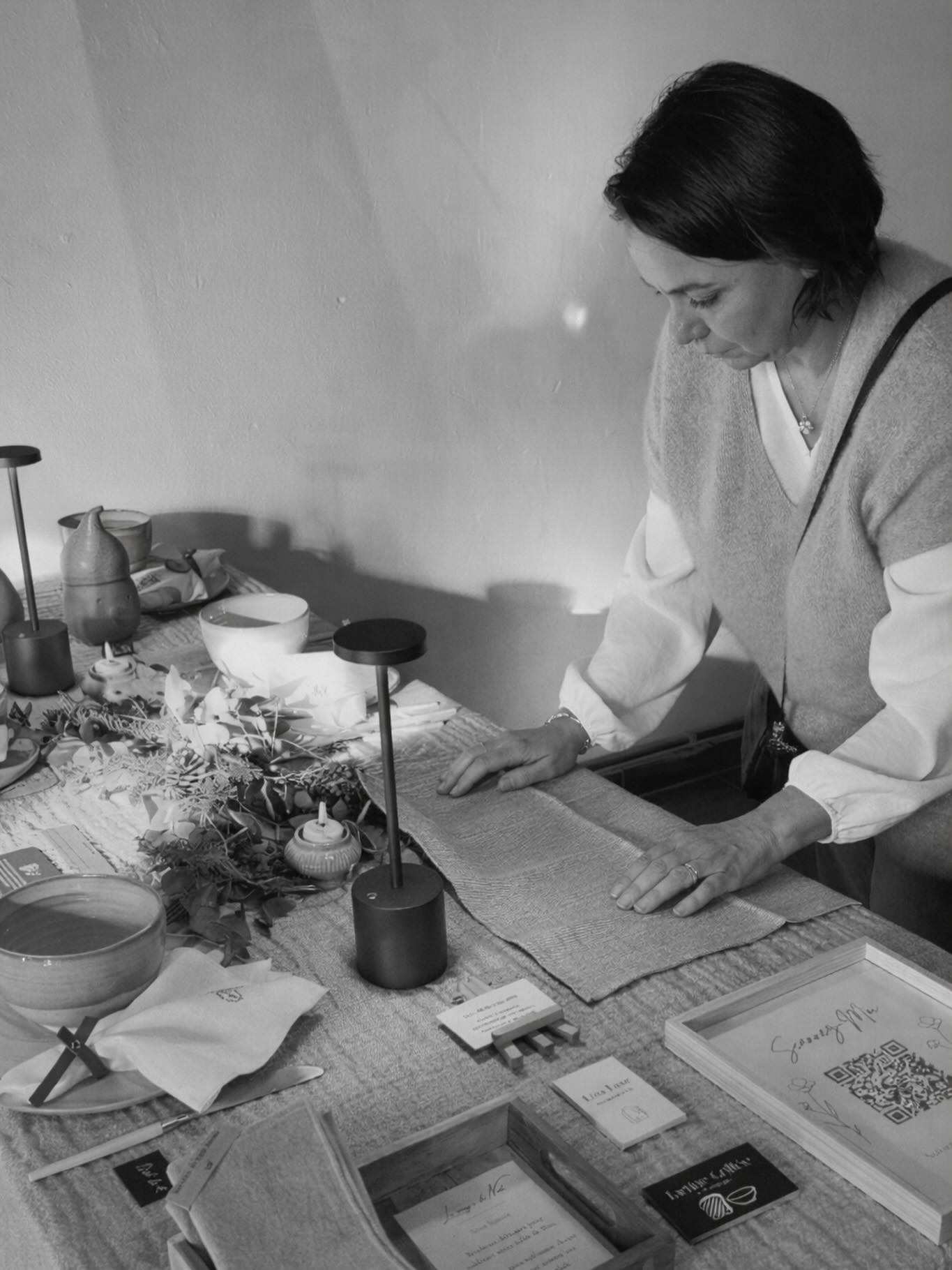 Ce que je ressens ce matin… 💛
Depuis mi-novembre, vous êtes venus nombreux sur les marchés et salons.
Vous avez pris le temps…
D’écouter l’histoire qui se cache derrière chaque pièce.
De toucher le lin, de poser des questions, de partager.
Votre enthousiasme, votre écoute, votre confiance, c’est tellement pour moi.
Les stocks ont fondu à une vitesse incroyable.
Les étagères sont presque vides aujourd’hui.
Mais mon cœur, lui, est plein de gratitude, de fierté et d’émotions 💛.
Merci pour vos mots, vos regards, vos choix conscients.
Merci de faire vivre Lina Luxe avec autant de sens et de chaleur.
Rien de tout ça n’existerait sans vous ✨.
À très vite,
Véronique
Merci aux lieux et personnes qui m’ont accueillie et qui ont mis à l’honneur l’humain, l’artisanat et le beau.
@la_ferme_du_chateau_de_corroy
@thuvan.nuagedautomne
@hors_champs
@auberge_leignon
Et mes complices 💖 du bel événement Welcome Home XMAS @mariposacreationsbijoux @tartinegrillee.ceramique @haricotbleu_creations @pacreart_art_du_cadeau