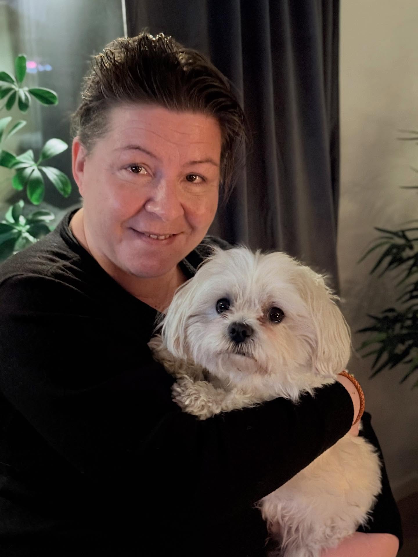 God Jul till er alla 🎄
Jag önskar er inre frid, glädje och kärlek, oavsett var ni befinner er i livet.
Kom ihåg: ni är värdefulla, precis som ni är.
Till dig som är ofrivilligt ensam och bär en känsla av ensamhet ❤️
Till dig skickar jag extra värme, närvaro och omtanke ❤️
Och till er, alla ni som följer, läser, delar och går denna väg tillsammans med mig -
tack. Tack för ert förtroende, ert mod, er öppenhet och er mänsklighet.
Ni gör skillnad, mer än ni kanske anar.
Kärlek från mig❤️
#godjul #jul #julefrid #juletid