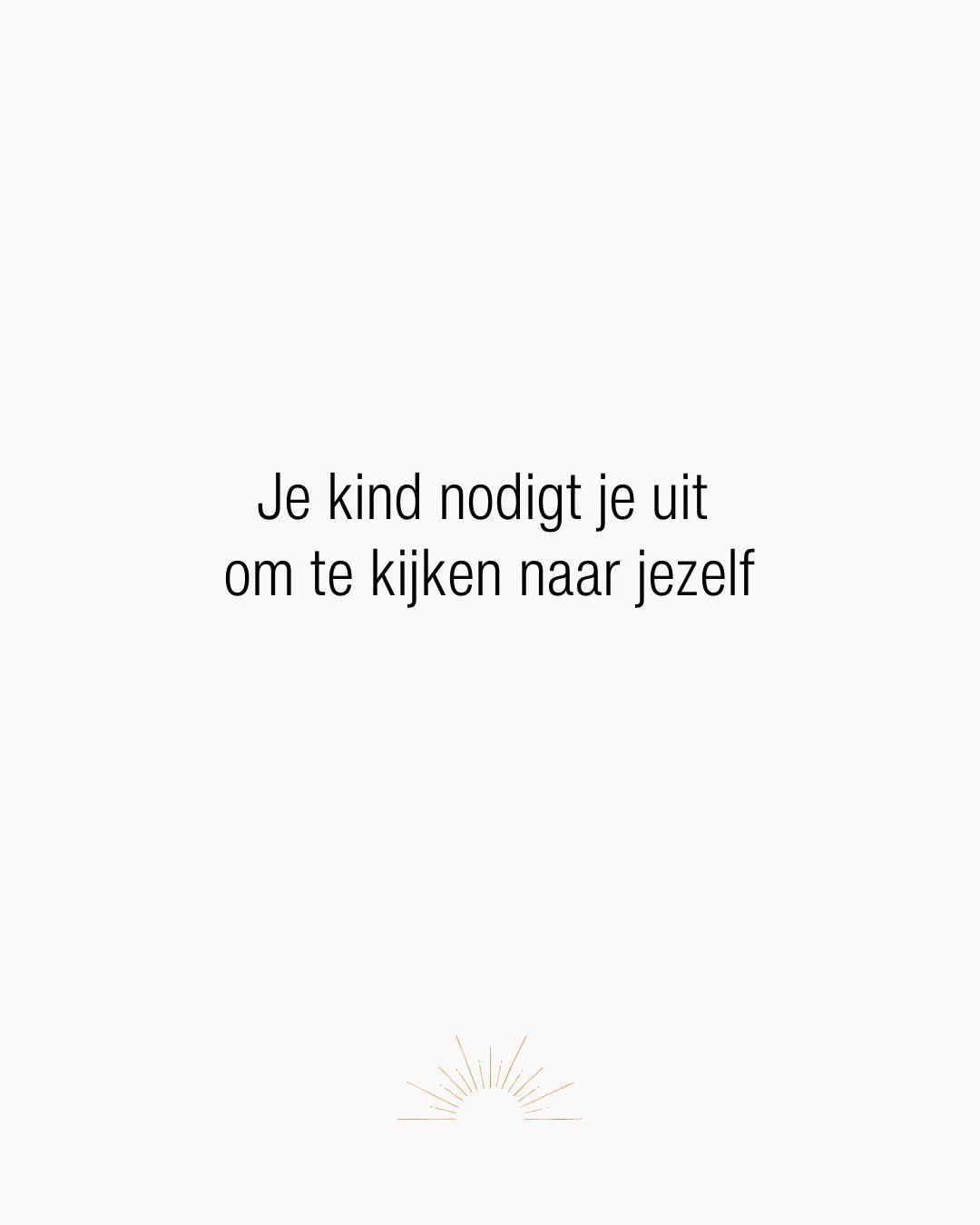 De vragen, emoties en reacties van je kind zijn uitnodigingen om te voelen, te zien en te begrijpen wat er diep in jezelf leeft. Wanneer je kind driftig wordt, angstig, boos of teruggetrokken, is dat meestal een oproep om te kijken naar de plekjes in jezelf die aandacht, liefde en heling vragen. 💛
Juist dat is misschien het meest confronterende aan ouderschap, maar tegelijk ook het meest helende. ✨
Je kind nodigt je uit om bewust te worden wie je werkelijk bent, van de stukken die nog niet volledig mogen bestaan en van de liefde die je misschien aan jezelf bent vergeten te geven. Ouderschap is een pad van ontdekking & een uitnodiging om jezelf te leren kennen, terwijl je jouw kind begeleidt. Hoe meer jij durft te kijken, te voelen en te helen, hoe meer ruimte er ontstaat voor je kind om te groeien in vrijheid en vertrouwen. 🌈
Het vraagt moed om te blijven kijken, vooral wanneer dat betekent dat je jouw eigen ongeduld, angst of pijn ontmoet en mag gaan doorvoelen. Maar juist daar ontstaat vrijheid door niet weg te lopen maar te blijven. Zo geef je zowel jezelf als je kind de kans om te groeien, de weg naar heling te bewandelen en echte verbinding te ervaren. 🦋
En nee, dit betekent niet dat je nog niet genoeg bent en hard moet “werken” om jezelf te vinden.
Je bent al heel, maar wel klaar om te verbinden met die liefdevolle bewuste ouder die vanbinnen in je zit. 🩷