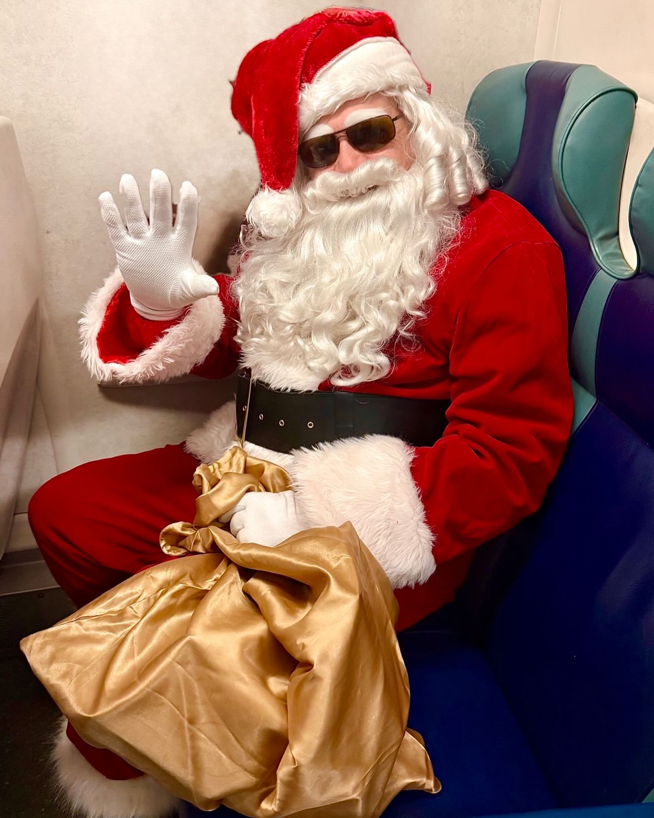 Apparently I made the nice list ๐
โจSanta confirmed it with a surprise gift! A little holiday magic on my commute into NYC. ๐โจ
Do you still believe?
#MerryChristmas #Believeinmagic #Santa #Holidaytime #UnexpectedMoments