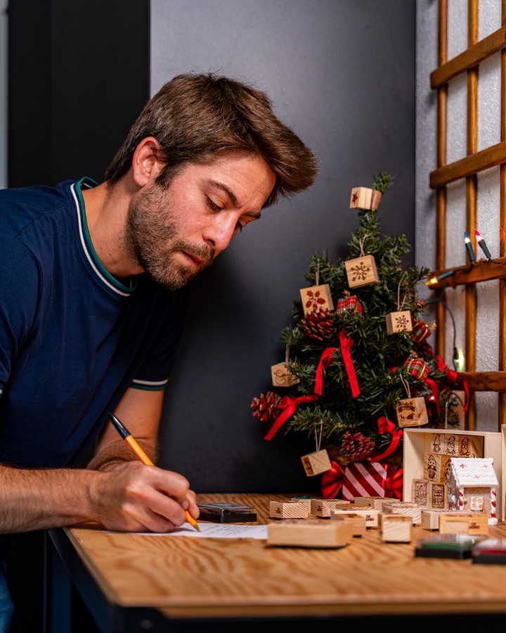 Escrevi a minha carta ao Pai Natal e pedi só uma coisa:
que cada presente tivesse algo só meu.
Ele respondeu: “leva um carimbo contigo e resolve tu.“
⠀⠀⠀⠀⠀⠀⠀⠀⠀⠀
Pronto, missão aceite 🎅✨