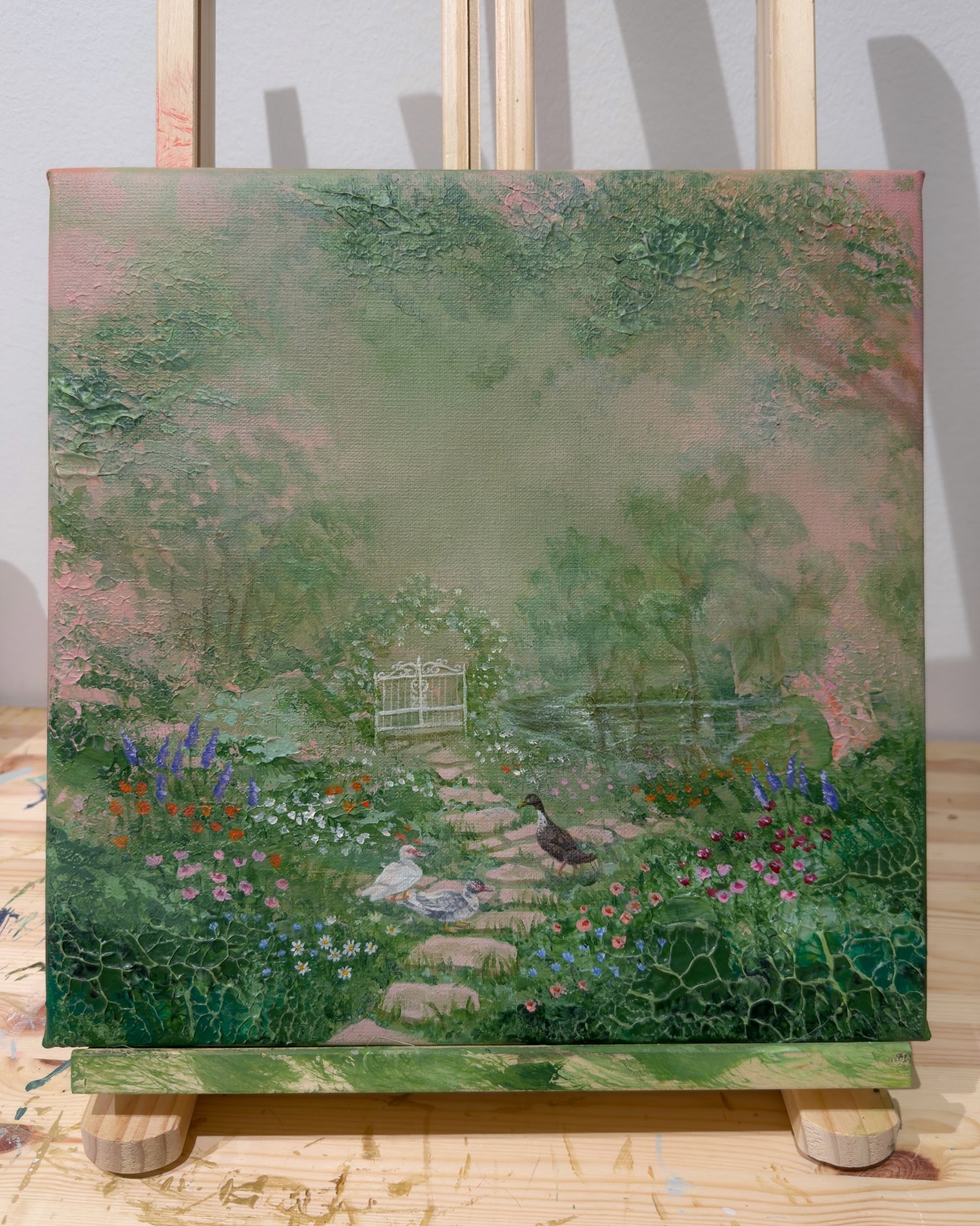 Swipe to see how this mini commission progressed! 😍👉🏽 Btw I didn’t add gold paint at all!! I felt this one didn’t need it ☺️ Let me know what do you think!
#slowlifestyle #semiabstractart #artinspiration #landscapeartist #cottagegarden #fantasyart #monetinspired #monet #secretgarden #runnerduck