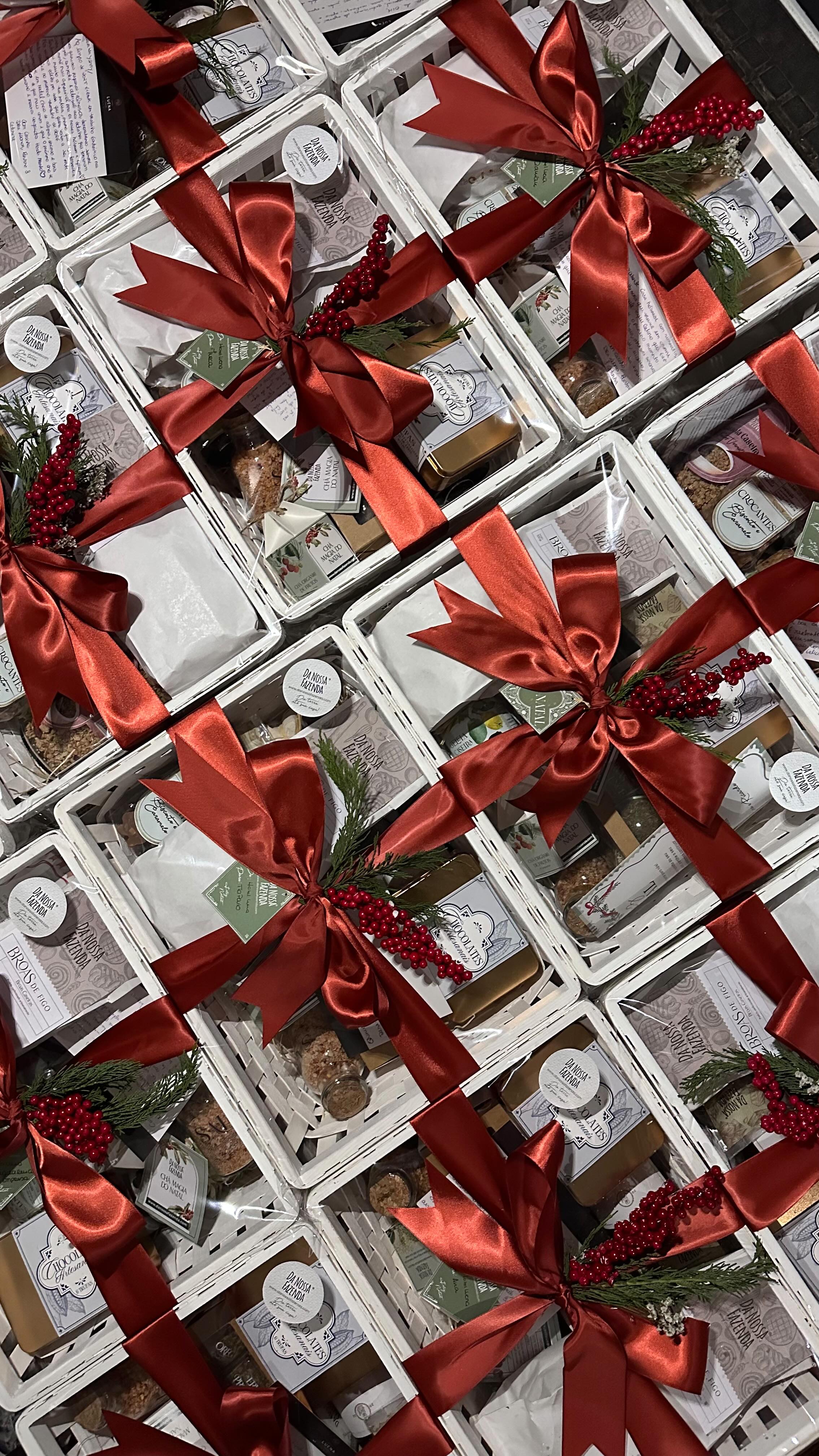 Poucos sabem mas por de trás de cada edição de Natal existe quase um ano de preparação! Começo em Fevereiro a analisar o ano anterior e a pensar que mudanças têm de ser feitas e que detalhes têm de ser ajustados.
Ao longo do tempo não nos apercebemos mas olhando para trás a edição de Natal nasce de um lugar de amor e dedicação tornando-se um escape/hobby ao longo do ano. A edição de Natal confrontou se ao longo dos anos com desafios e cheguei a ponderar em 2023 não a lançar! Mas conseguimos!
É colocada todos os anos uma expectativa naquilo que sou ou não capaz de conseguir criar e todos os anos olho para trás e não consigo acreditar que conseguimos mais um ano criar algo que vocês valorizam! Todos os anos por volta desta altura o cansaço começa a dar sinais mas o vosso feedback enche-nos o coração!
Mais um ano quase a terminar e não tenho palavras para vos agradecer todo o carinho 🥹
#cabazesdenatal #natal2025decoração