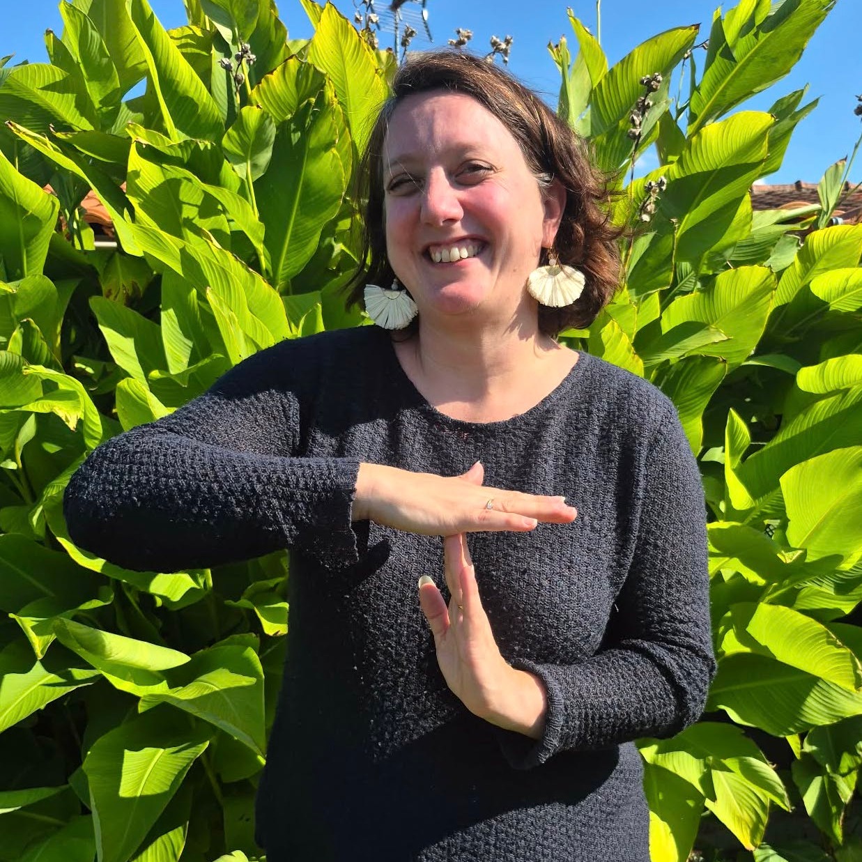 Le jugement, cet automatisme qui façonne notre perception du monde... 🧠
Avez-vous déjà remarqué à quel point nous sommes câblés pour juger ? C'est notre réflexe premier.
Notre cerveau classe, étiquette, évalue en permanence - sans même nous demander notre avis ! ⚠️
Et pourtant, le non-jugement est une des compétences les plus puissantes que j'ai pu observer chez les entrepreneurs et leaders équilibrés.
Après avoir accompagné plus de 50 personnes, j'ai compris que vivre le non-jugement demande de l'investir à 3 niveaux essentiels :
1️⃣ Pour l'autre : L'accueillir dans son entièreté
Ce qui est, est. Point.
Concrètement, cela signifie :
- Ne pas rebondir immédiatement
- Ne pas chercher des solutions à la place de l'autre
- Suspendre les valorisations et les remarques
- Être pleinement présent au discours de l'autre et à l'expression de son non-verbal
2️⃣ Pour soi : Faire de l'espace en soi pour ses propres pensées
Ce qui vient, vient.
Concrètement :
- Comprendre que nos pensées nous appartiennent
- Reconnaître que nos jugements parlent de nous, pas de l'autre
- Laisser aller sans s'attacher à nos évaluations instantanées
3️⃣ Dans la relation : Créer un espace de confiance
Où chacun peut être authentiquement qui il est.
Le paradoxe ? Notre cerveau est littéralement programmé pour juger ! C'est un mécanisme de survie ancré dans notre évolution. 🌿
Suspendre le jugement demande donc un effort conscient. C'est un muscle à entraîner.
La prochaine fois que vous vous jugerez, essayez simplement de l'observer sans vous juger d'avoir jugé...
Quelle ironie, n'est-ce pas ? 😊
Le non-jugement est peut-être l'une des pratiques les plus difficiles en tant que coach. Mais ses fruits sont extraordinaires : relations authentiques, décisions plus claires, et une bien meilleure connaissance de soi.
Entrepreneurs, coaches, accompagnants : comment pratiquez-vous le non-jugement dans votre quotidien professionnel ?
Partagez en commentaire, j'ai hâte d'apprendre de vos expériences !
#NonJugement #SlowPreneur #DéveloppementPersonnel #Coaching #premierpas #jefaismonpremierpas #nantes #lorouxbottereau #vignoblenantais #entrepreneur44 #coach44