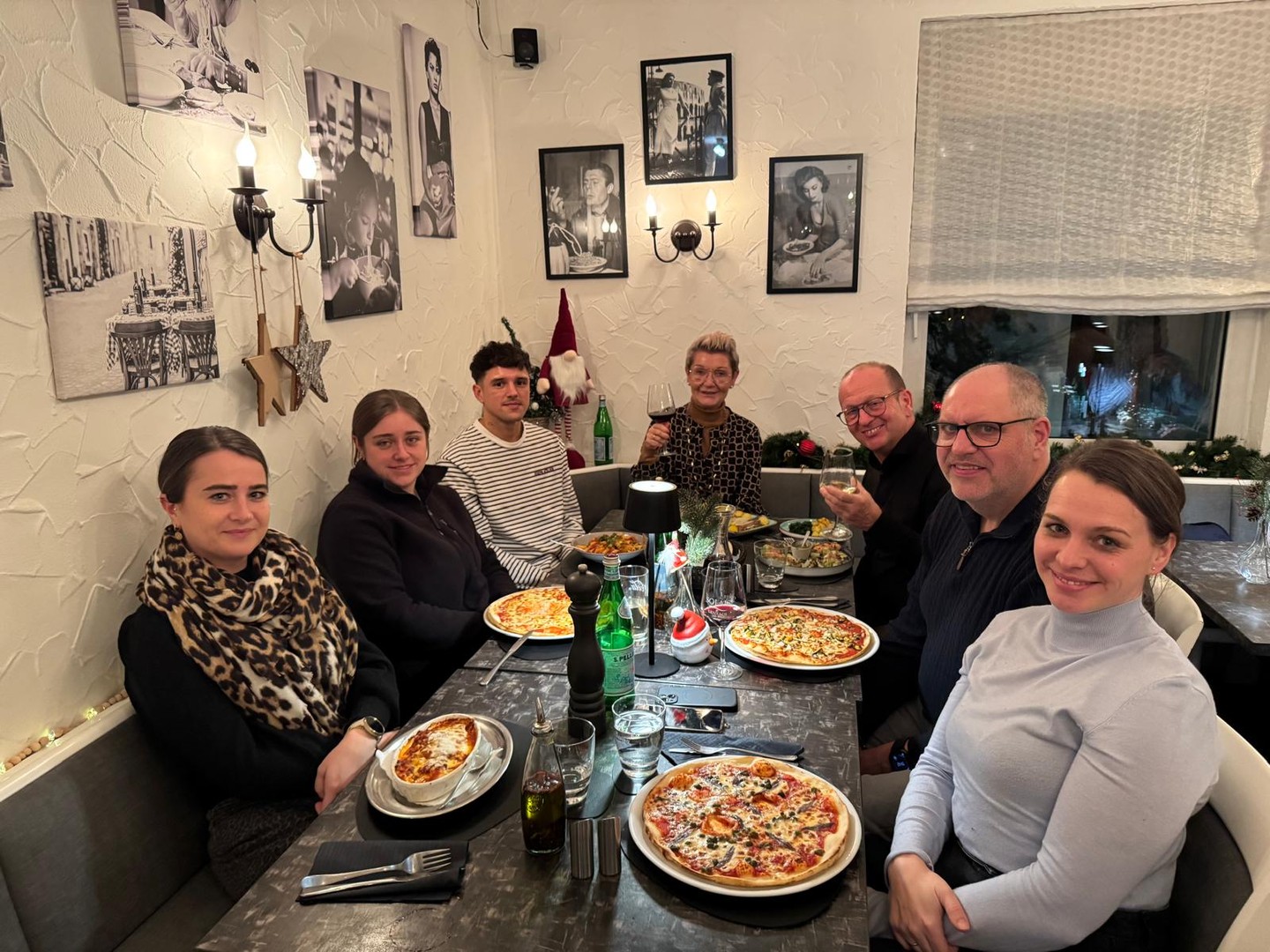 Ein Jahr voller Engagement, Wachstum und Teamgeist liegt hinter uns. ✨
Beim Weihnachtsessen 2025 – ganz entspannt mit Pizza und einem richtig schönen Abend – haben wir das Jahr gemeinsam ausklingen lassen. 🍕🎄
Danke an unser großartiges Team der Business Academy Marburg: Ihr seid der Grund, warum unsere Arbeit nicht nur erfolgreich ist, sondern jeden Tag Freude macht.
Wir freuen uns auf alles, was kommt.
#businessacademymarburg #weihnachtsessen