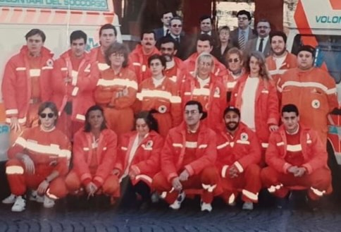 🎉🚑 35 anni di noi!
Il 19.12.1990, a pochi giorni dal Natale, veniva depositato l’atto costitutivo di una nuova associazione di Pubblica Assistenza, il cui fine era aiutare, senza scopo di lucro, chiunque si trovasse in stato di necessità.
Nasceva così, nella centralissima Piazza Monsignor Rossi n.1 di Basiglio, la P.A. Croce Amica - Volontari del Soccorso, oggi Croce Amica Basiglio.
Da allora sono passati 35 anni di impegno costante, solidarietà e vicinanza alle persone. 35 anni senza fermarsi nemmeno un giorno.
Un percorso straordinario, questo, reso possibile dalla dedizione dei nostri volontari e dal sostegno della comunità.
È a loro, a chi ha creduto in questo progetto fin dall’inizio, a chi lo ha fatto crescere e a chi continua a portarne avanti i valori ogni giorno che dedichiamo oggi il nostro più sincero ringraziamento.
Insieme si possono raggiungere risultati eccezionali 🧡