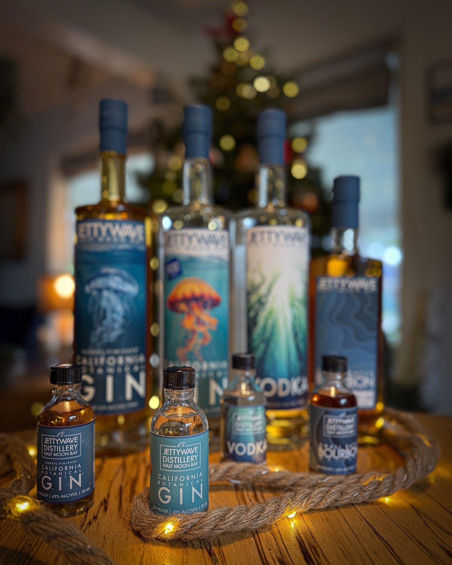 Small bottles, big smiles! Need something to stuff in your stockings this season? Think local spirits! Come by Jettywave for unique gifts for your holidays. Maybe grab an extra mini to leave behind for Santa’s milk and cookies 🍪🥛, I hear they like bourbon too! 🥃
#stockingstuffers #minibottles #minibrands #jettywavechristmas #greatgifts
