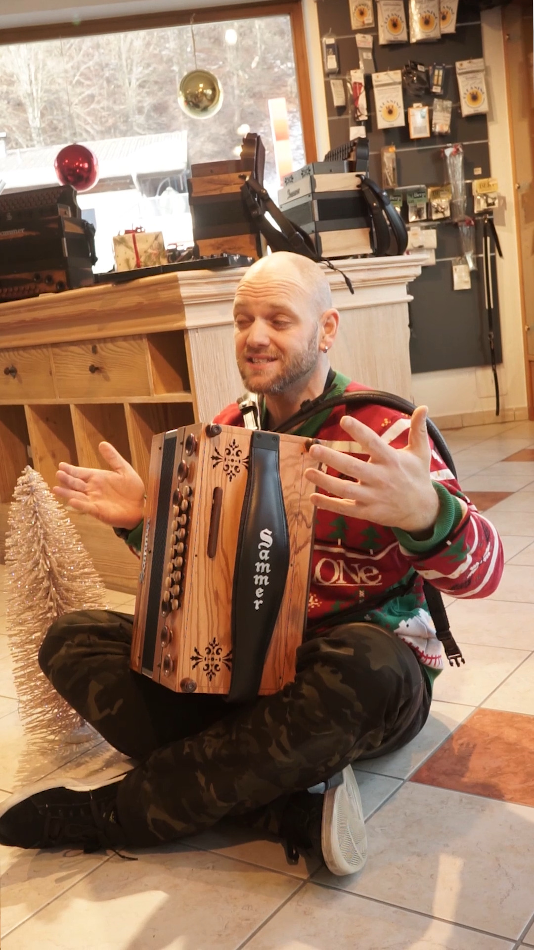 Einen wunderbaren 4. Advent aus dem Pinzgauer Musikhaus 🕯️🕯️🕯️🕯️
#advent #weihnachten #sammerharmonika #harmonika #quetschn #akkordeon #volksmusik #zuginspün #weihnachtsgeschenke #musicstore #pinzgauermusikhaus #zellamseekaprun #salzburgerland #fyp #musikliebe #musikinstrumente