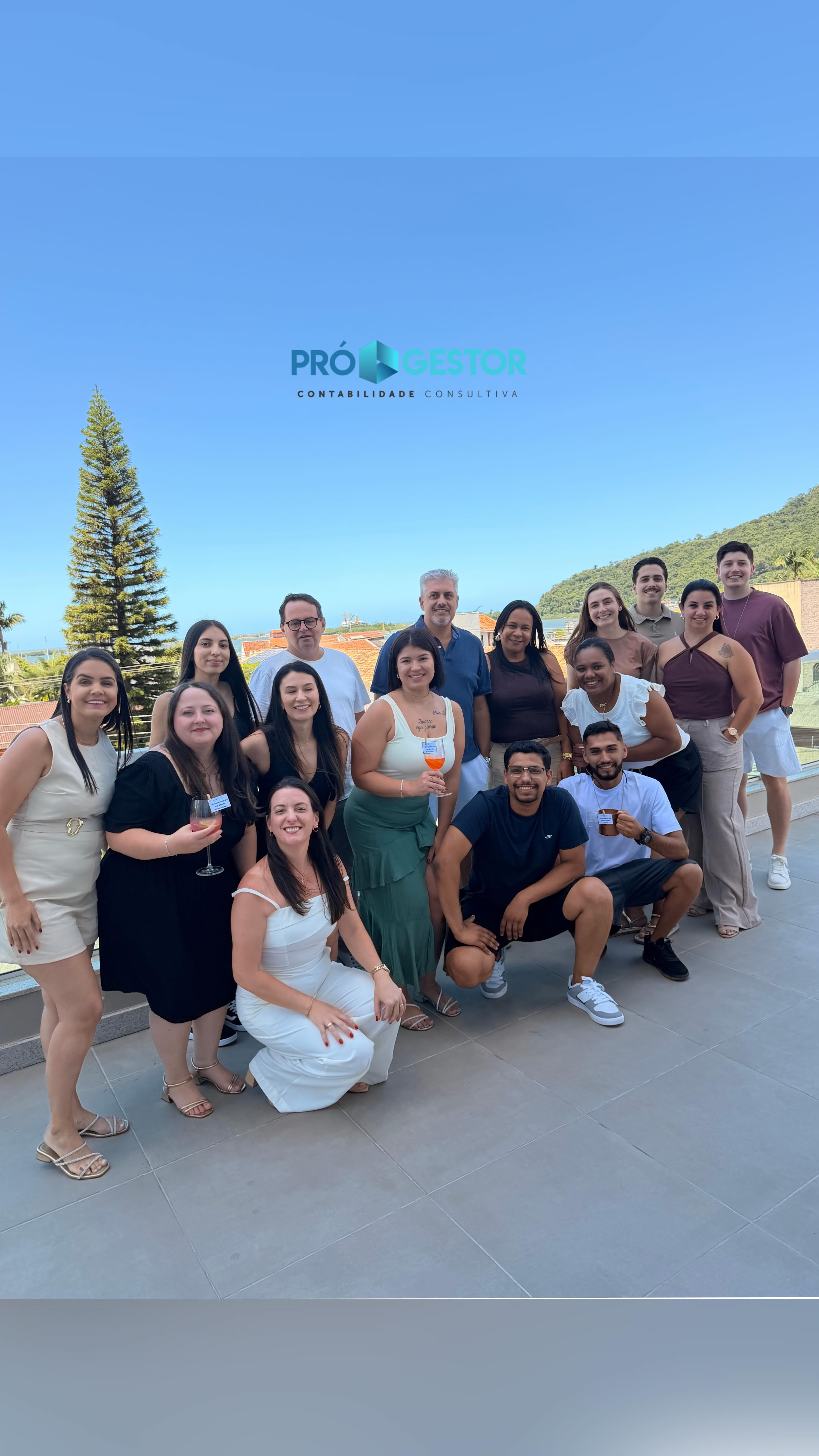 Queremos agradecer pela parceria neste ano de 2025. Aproveitem, curtam muito, recarreguem as energias. Boas Festas💙
Evento 100% concluído com sucesso!
Almoço: @sueleneventos
Música: @victorfontanaoficial
Bebidas: @goldcup.eventos
Bolo: @bolariaitajai
Doces: @bonanonisoficial