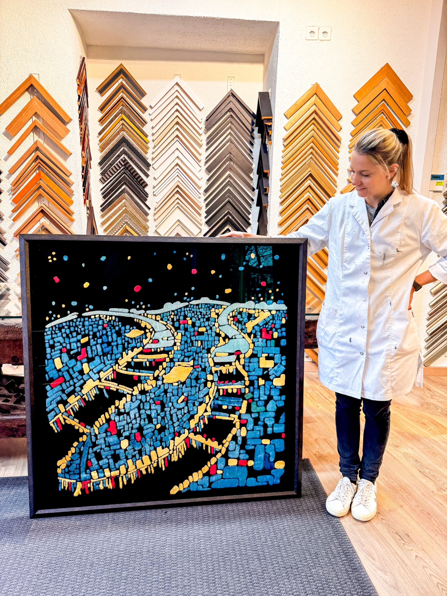 Tendage délicat puis encadrement d'une grande broderie sur soie lyonnaise, représentant une vue aérienne de la ville de Lyon.
#cadresurmesure #encadrementdart #artframing #artisanatdart #frameyourart