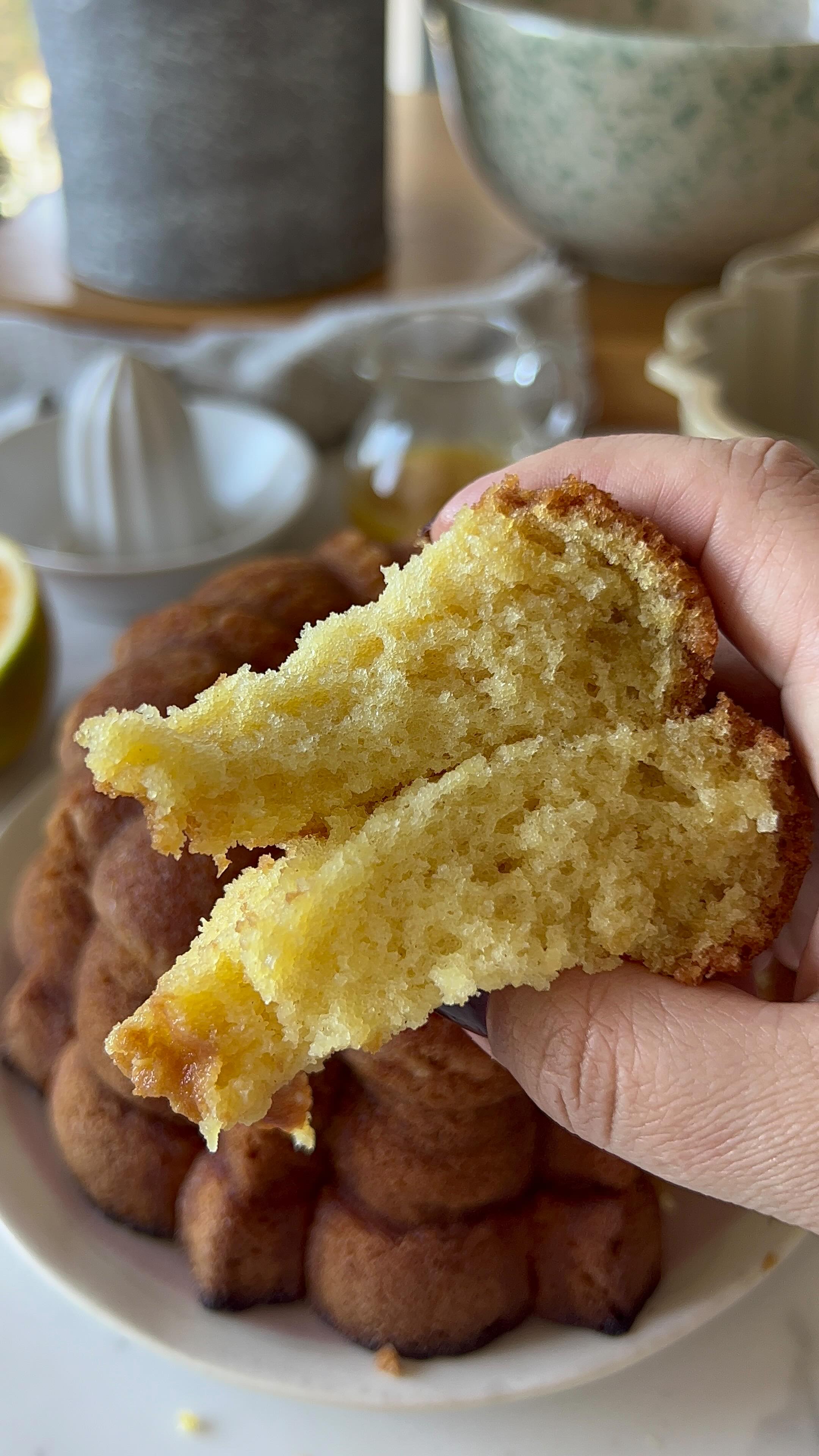 עוגת תפוזים 🍊
רכה ואוורירית בלי הפרדת ביצים פרווה
מושלמת לשבת חורפית
#orangecake
תבנית 24
4 ביצים בטמפרטורת חדר
200 גרם סוכר לבן (כוס)
קורט מלח
200 מ״ל שמן
150 מ״ל מיץ תפוזים טבעי מסונן
50 מ״ל מים
280 גרם קמח (2 כוסות)
10 גרם אבקת אפיה (שקית)
2 כפות גדושות אינסטנט פודינג וניל
50 גרם פיסטוקים טחונים דק לפיזור (לא חובה מוסיף המון)
לסירופ תפוזים:
75 מ״ל מיץ תפוזים מסונן
25 גרם סוכר /מייפל טבעי
אופציה נוספת לזלף רק מייפל
אופן ההכנה:
תבנית בקוטר 24 ס״מ
מחממים תנור ל160 מעלות.
מקציפים במיקסר ביצים שלמות עם סוכר לבן ומלח במשך 5 דקות במהירות גבוה.
את מהירות המיקסר ומוסיפים שמן בזרם דק.
מוסיפים מיץ תפוזים ומים.
מערבבים קמח אבקת אפיה ופודינג.
מוסיפים את תערובת הקמחים ומערבלים לקבלת תערובת אחידה ללא גושים. בודקים בתחתית המיקסר שהכל מעורבב.
מוזגים לתבנית מרופדת בנייר אפיה.
אופים במשך25-30 דקות תלוי בעוצמת התנור.
בודקים בעזרת קיסם שיוצא נקי עם פירורים לחים.
מכינים סירופ תפוזים:
בסיר קטן מחממים סוכר ומיץ תפוזים על אש בינונית
עד שהסוכר נמס והסירופ מעט מצטמצם.
כשהעוגה יוצאת מהתנור מוזגים את הסירופ תפוזים