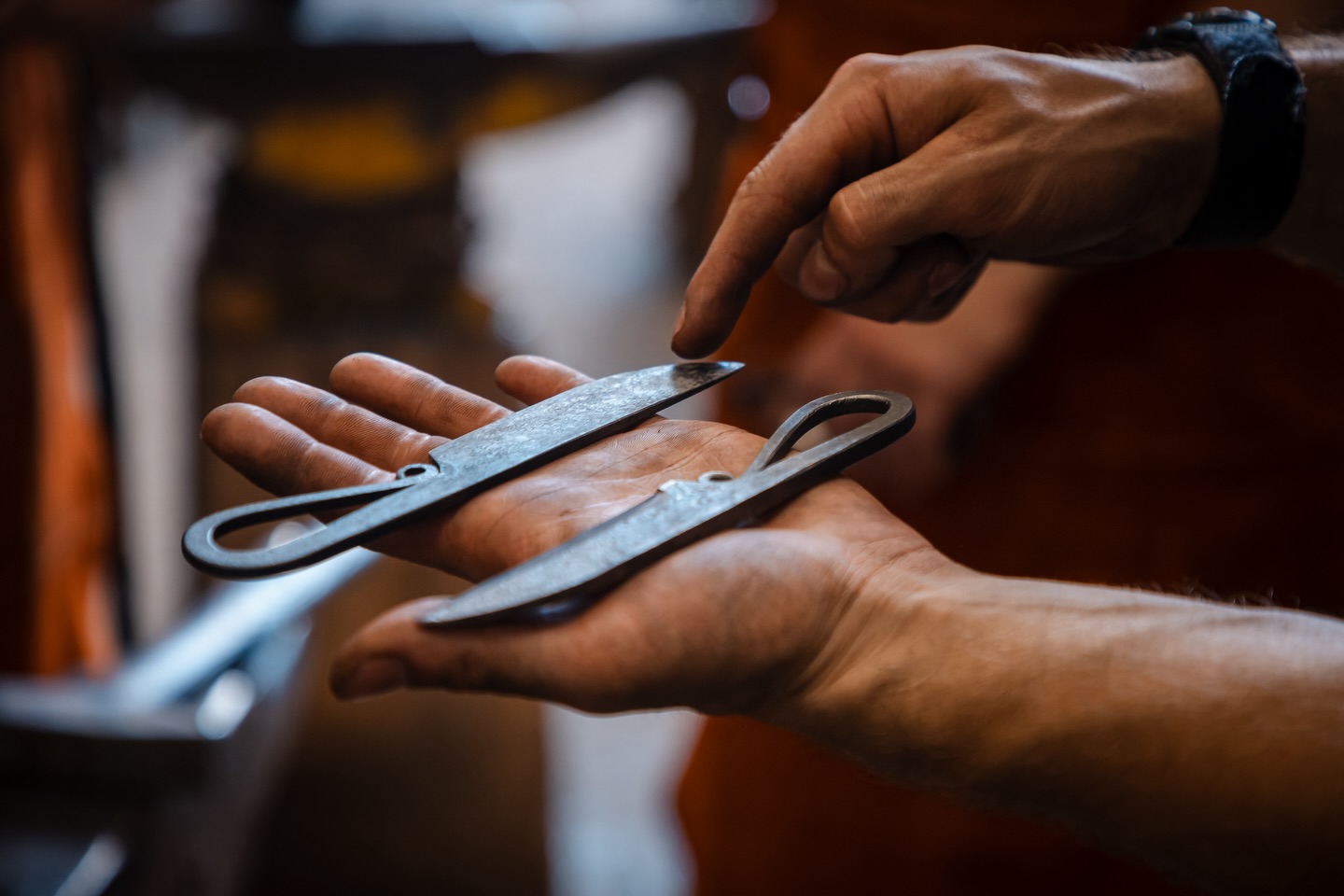 BLADESMITHING COURSES
.
One of our most popular Blacksmithing courses is our bladesmithing course! Spend a full day in a traditional forge and learn the ancient skill of blacksmithing, based in South Oxfordshire. Working with a billet of high carbon steel forge your kitchen, foraging or bushcraft tool from scratch at over 1000 degrees with hammer and anvil!
.
Learn from time tested, enthusiastic blacksmiths and by the end of the day walk away with a tool made by you - from forging to the all-important oil quench!
.
Book online and discover all our blacksmithing courses at
Billsworkshop.co.uk