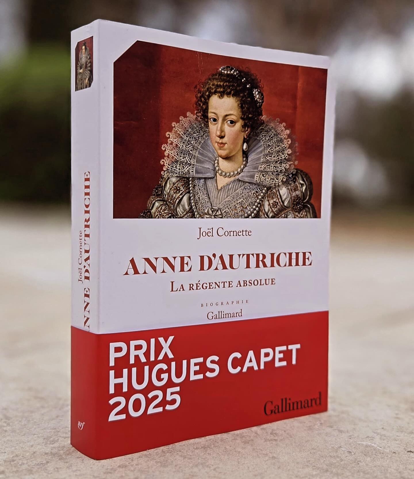 📚 Prix Hugues Capet 2025 – Lauréat annoncé
Le Prix Hugues Capet 2025 est décerné à Joël Cornette pour son remarquable ouvrage « Anne d’Autriche, la régente absolue », publié aux éditions Gallimard.
Cette biographie magistrale, d’une grande finesse historique, éclaire avec une précision exceptionnelle la figure d’Anne d’Autriche et son rôle déterminant dans la construction politique et culturelle de la France du XVIIᵉ siècle. Une œuvre qui s’inscrit pleinement dans la mission du Prix Hugues Capet : comprendre, préserver et transmettre l’héritage capétien.
Nous adressons nos plus chaleureuses félicitations à Joël Cornette, et nos remerciements au jury pour la qualité de ses travaux.
**********************************************
#PrixHuguesCapet #HistoiredeFrance #Lauréat2025