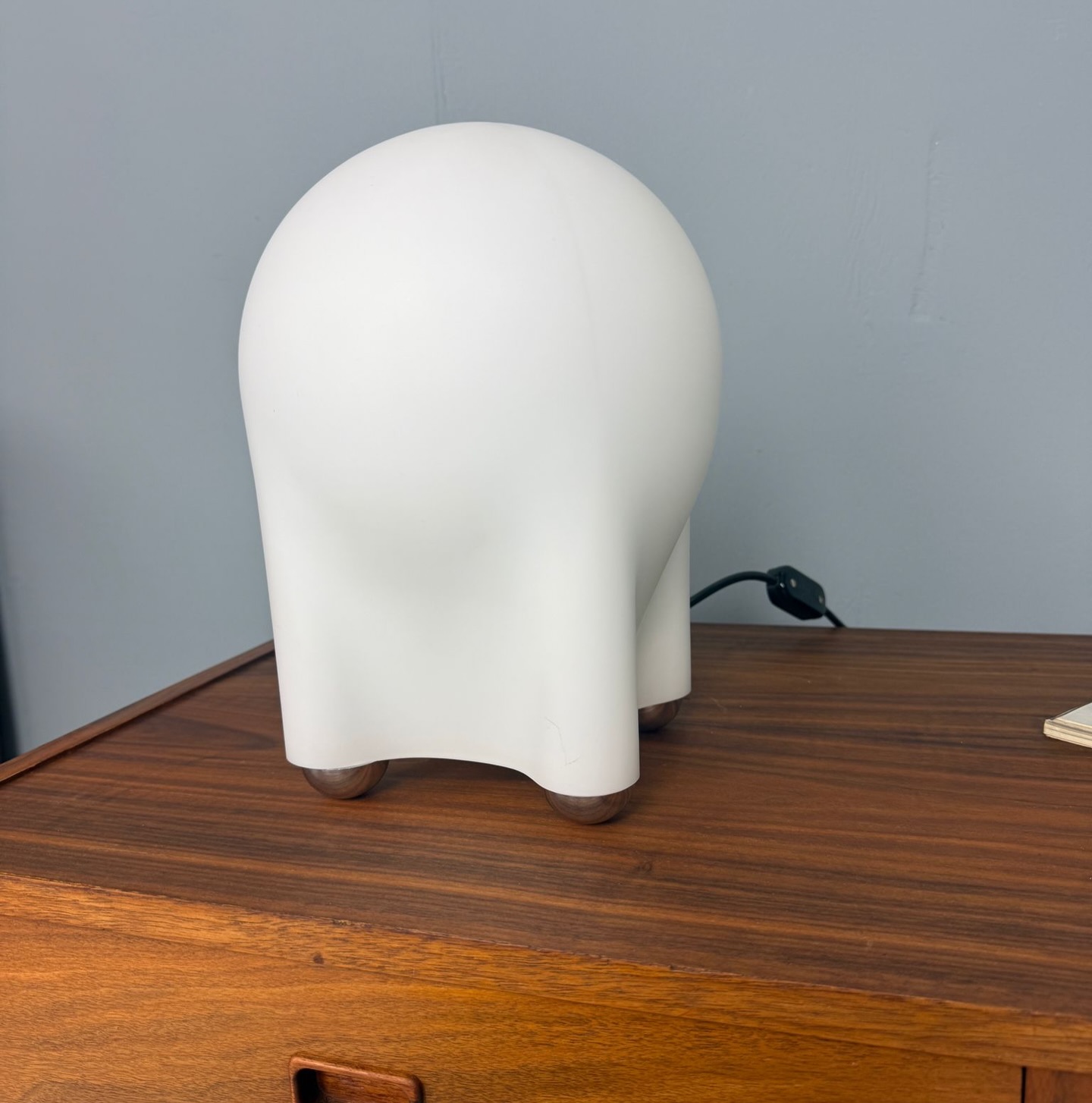 Weekly Collector’s Pick | ‘Drop’ by designer Giotto Stoppino, published by Tronconi in 1976. Matte opal glass and chrome-plated metal frame. Send a dm for more info
We’re open every Saturday from 12:00 to 16:00
Tony’s Vintage | Westvlietweg 74-A3, 2495 AB The Hague