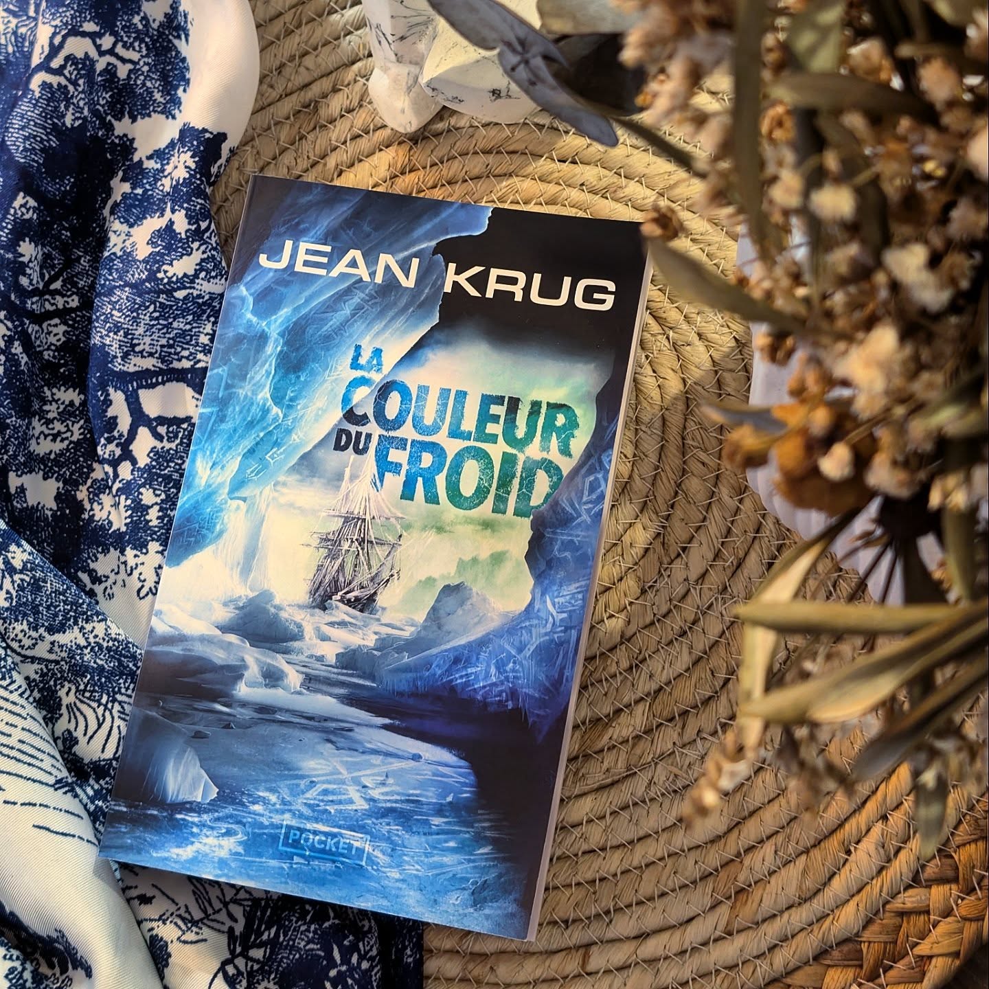 ✨ La Couleur du froid - Jean Krug ✨
Et si, contre toute attente, le monde ne se réchauffait plus… mais se refroidissait ?
C’est sur cette anomalie dérangeante que s’ouvre La Couleur du froid, un roman de science-fiction fascinant, qui regarde droit dans les yeux l’avenir de notre planète.
On y suit plusieurs destins que tout oppose au départ : une héritière à la tête d’un empire bâti sur le climat, une scientifique acharnée que plus personne ne veut financer, et un homme isolé sur une base polaire, hanté par son passé.
Peu à peu, leurs trajectoires convergent vers un même point de rupture : l’Antarctique et ce froid qui semble presque conscient.
Ce que j’ai particulièrement aimé, c’est la manière dont Jean Krug mêle l’intime et le scientifique. Les questions climatiques, complexes et vertigineuses, sont rendues accessibles sans jamais vraiment alourdir le récit.
La plume est très immersive. Le roman prend son temps, mais il le fait pour mieux installer ses idées et ses mystères.
La Couleur du froid est un récit qui interroge notre rapport à la planète, au progrès, et à ce que l’humanité est prête à sacrifier pour survivre. Une SF climatique qui résonne étrangement avec notre présent…
Et toi, il te tente ?
Le roman est publié au format poche chez @pocketimaginaire !
#LaCouleurDuFroid #JeanKrug #ScienceFiction #SFClimatique #Antarctique