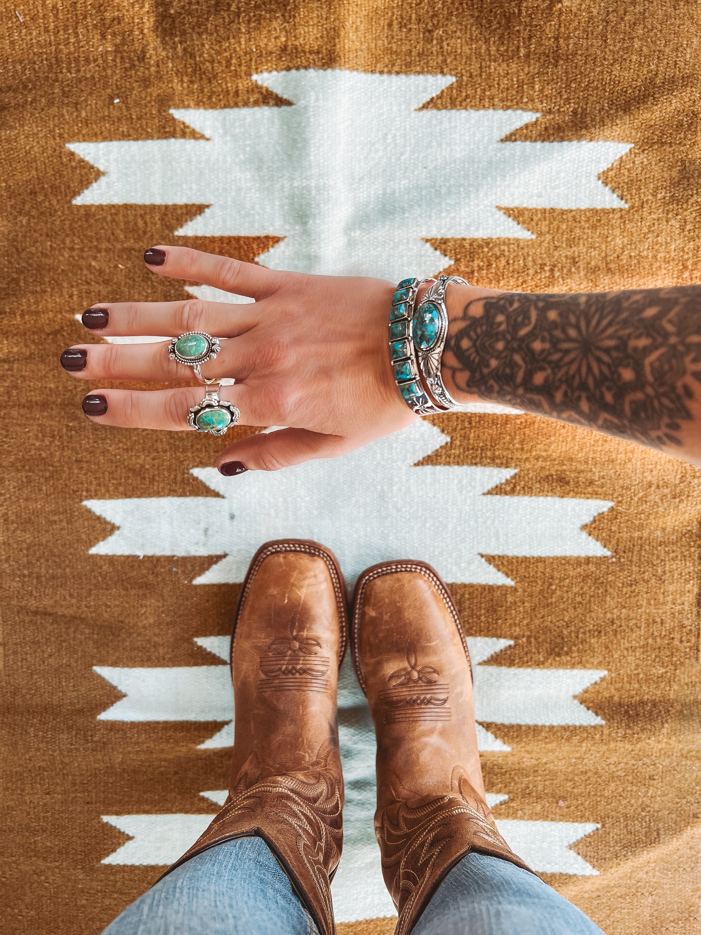 Noël est passé, et les poignets continuent de briller ✨
Des bijoux qui se portent comme une seconde peau, entre cuir, turquoise et liberté 🪶
Un mood solaire un brun western , qui traverse les saisons sans jamais chercher l’instant parfait. Sonora accompagne un lifestyle simple et vrai, fait de gestes quotidiens, de matières qui vivent et d’histoires qui s’écrivent avec le temps.
Merci pour vos commandes et pour faire exister la marque bien au-delà des fêtes 🫶
#lifestyle #westernstyle #bijoux