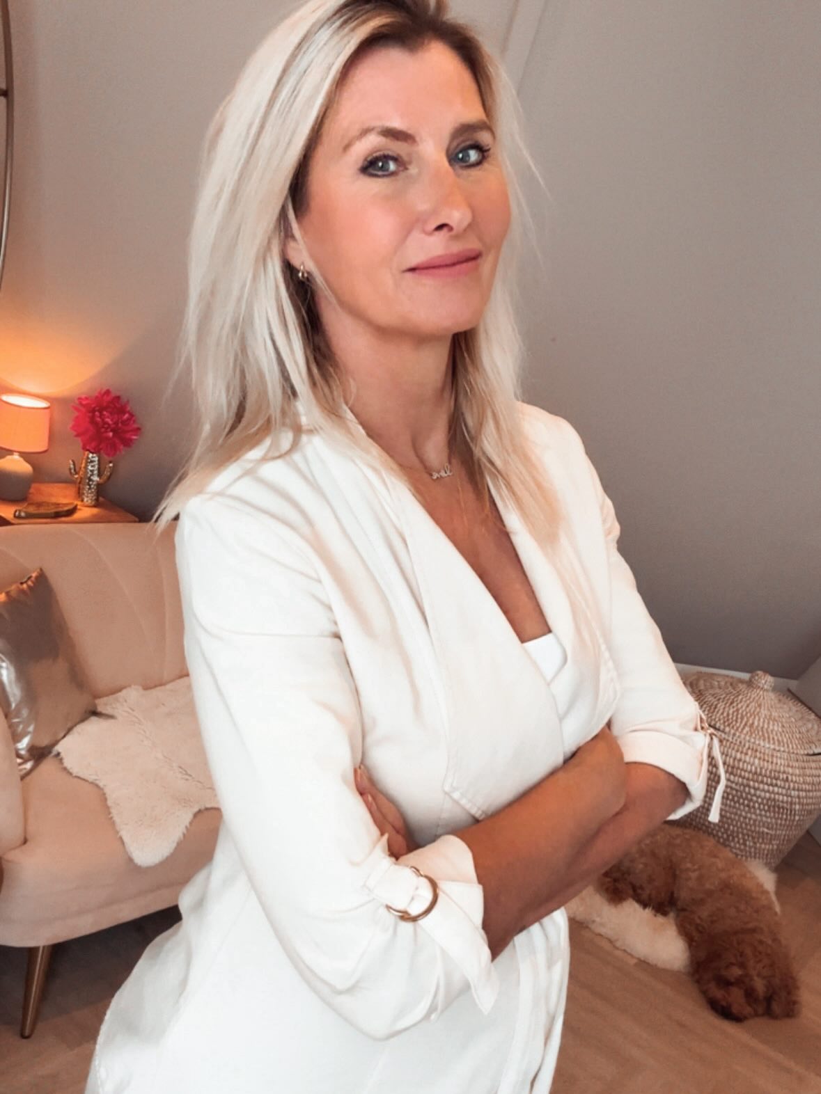 Het afgelopen jaar voelde als een zachte maar soms ook als een harde en diepgaande verschuiving.
Alsof er laag voor laag ruimte ontstond om dichter bij mezelf te komen.🍀
Niet door harder te werken of meer te doen, maar juist door te vertragen, te voelen en eerlijk te kijken.
Ik kom erachter dat zolang je lichaam al je oude gewoontes en patronen vasthoudt ( door te blijven doen wat je altijd doet)
je gevangen blijft in het oude verhaal en je dus in je eigen cirkeltje in je hoofd blijft draaien.
Oude patronen voelen vaak veilig, ook al passen ze niet meer.
Het vergt moed om ze los te laten. 💪
Als je oude patronen loslaat, ontstaat er niet alleen ruimte in je leven,
maar ook letterlijk in je lichaam.✨
Ik word me steeds bewuster van mijn eigen patronen.
Wat mij voedt en wat mij klein houdt.
In die helderheid komt duidelijkheid naar mezelf.
Geen constante oordelen in mijn hoofd maar meer mildheid. Geen moeten, maar meer mogen.
In 2026 wil ik mijn opleiding inzetten voor mensen die voelen dat ze vastlopen,
zonder misschien precies te weten waarom.
Voor wie verlangt naar meer stroming, zachtheid en beter willen begrijpen waarom ze doen zoals ze altijd hebben gedaan. Dat je gaat Onderzoeken waarom je zo vastloopt en zo druk in je hoofd bent.
Inmiddels heb ik al een aantal uitgebreide sessies gedaan bij mensen wat zo bijzonder was❤️
Ik gun mensen wat minder over- prikkeling zodat het leven wat relaxter voelt.
En voor de mensen die denken dat het zo zweverig is…Voor mij gaat het vooral over bewustwording: voelen wat er in je lichaam gebeurt en oude patronen herkennen. Dat is eigenlijk heel praktisch.
Al met al wat een leerzaam jaar!
Op naar 2026 🎊waar ik een hoop nu weet en dan hopelijk in het nieuwe jaar veel mag toepassen op klanten maar zeker ook op mijzelf. 🙏
Ik wens iedereen een fijne en warme kerst en een jaar vol liefde in 2026✨🎇🎄
Heel veel liefs,
Mar💖
#zomaopleidingen
#holistischtherapeut
#bewustzijnscoaching
#innerlijkwerk
loslaten
sedonatechniek
persoonlijkeontwikkeling
emotioneelwelzijn
zelfliefde
inbalans
heling
mindbodysoul
coachingpraktijk
leidschendam
denhaag welzijn
stralendgezicht
huidverbetering
innerkind