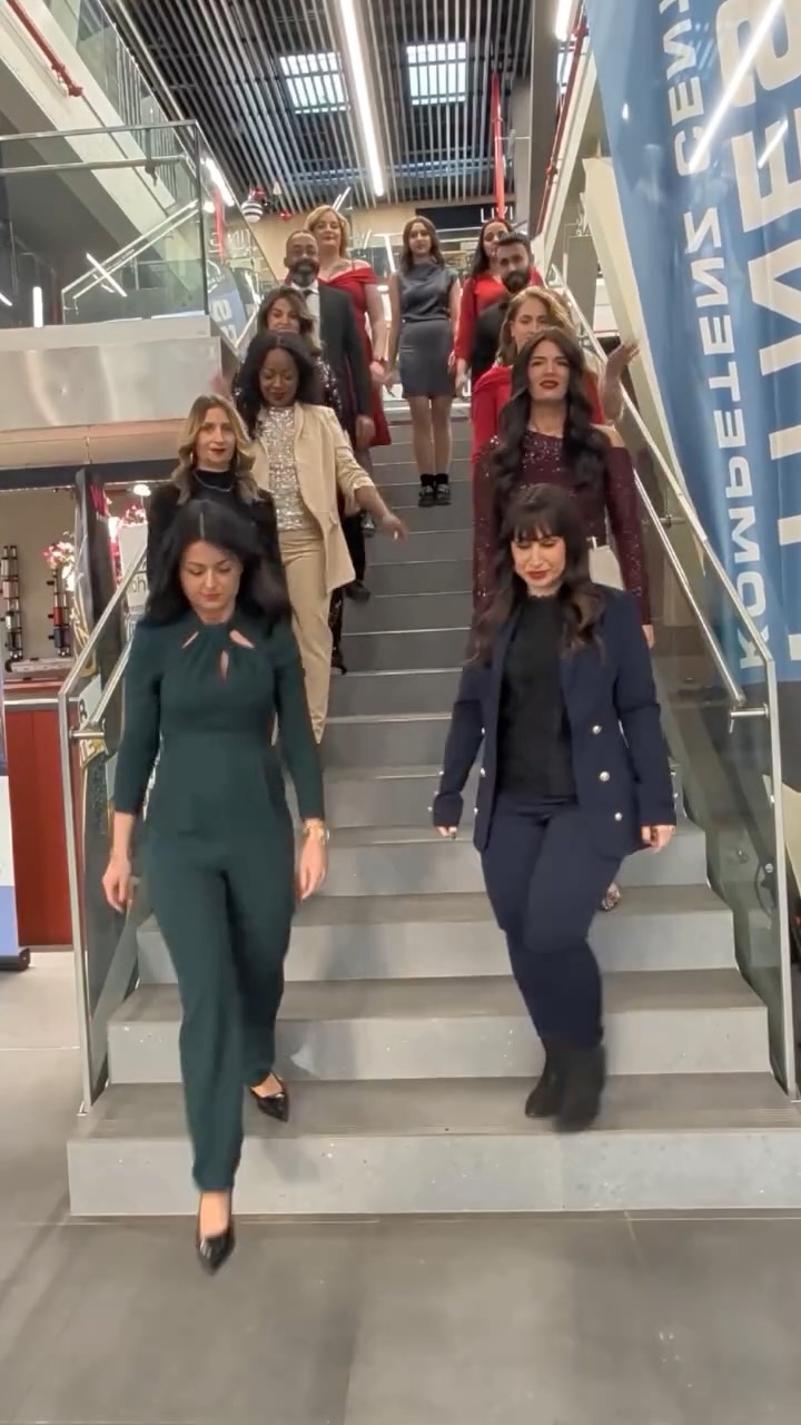 Team Work ✨
Toujours prêts à sortir nos plus beaux outfits pour les fêtes ✨