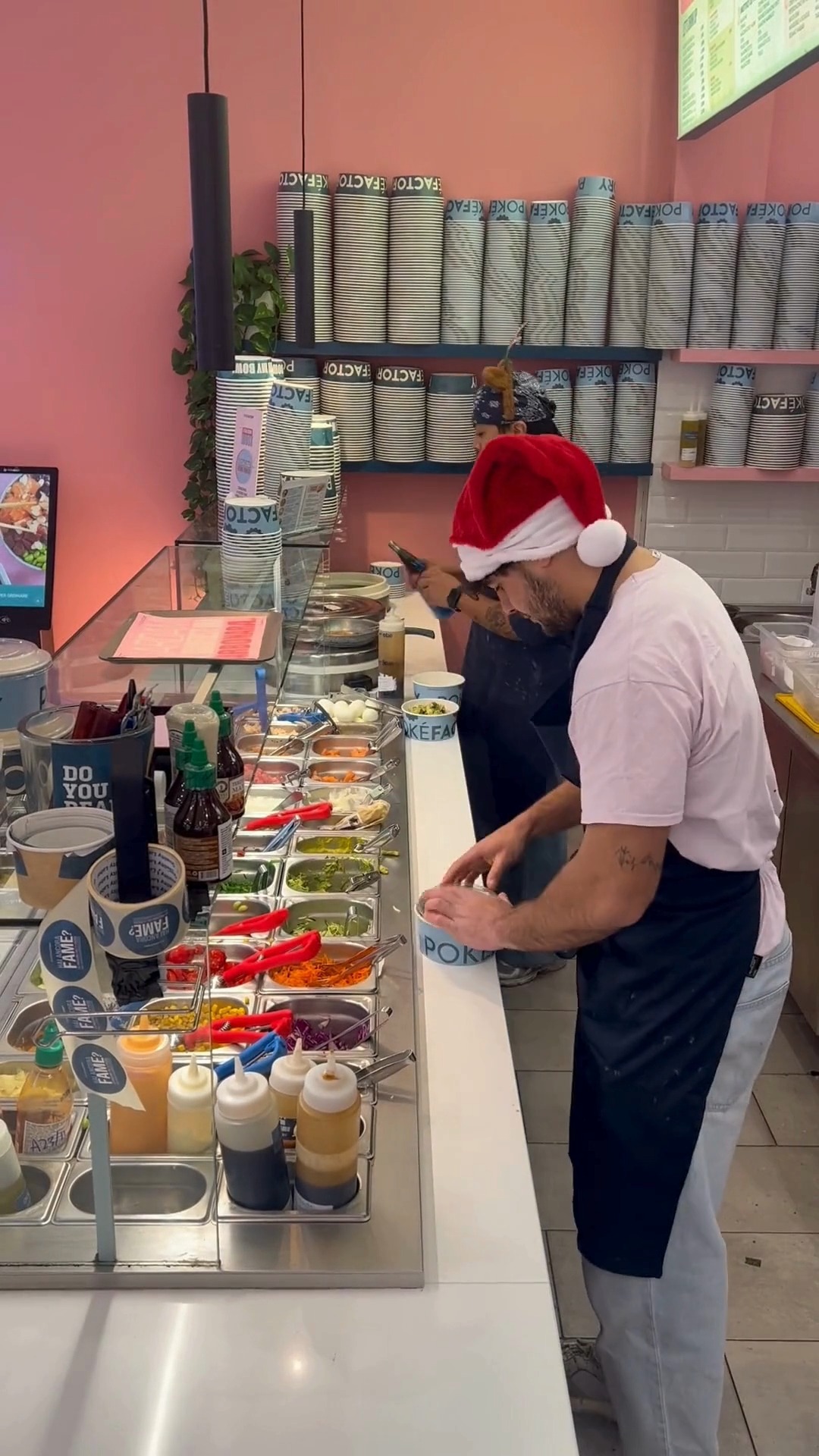 Più sincronizzati delle lucine di #Natale! Il nostro team è in modalità turbo: tu pensa a scartare i regali, alle bowl pensiamo noi.
Ti aspettiamo nei nostri store oppure ordina dalla nostra APP!📲
#pokefactory #xmas #bowl #poke