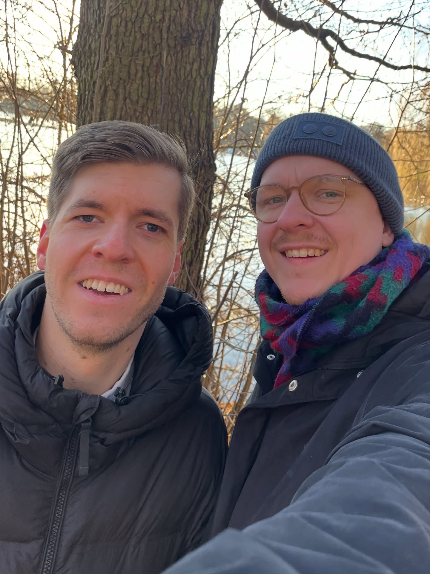 Frohe Weihnachten! 🎄 und schöne Festtage! Wir wünschen euch eine möglichst angenehme Zeit mit euren Liebsten! 🫶🏻
Wir haben das Glück dieses Jahr wieder unseren alljährlichen Weihnachtsspaziergang machen zu können. Dieses Jahr im Hamburger Stadtpark.🌳🌲
Wenn du über die Festtage einsam bist, findest du rund um die Uhr Hilfe oder einfach eine Person zum Reden unter den Telefonnummern:
0800 11101118
0800 1110222
116 123