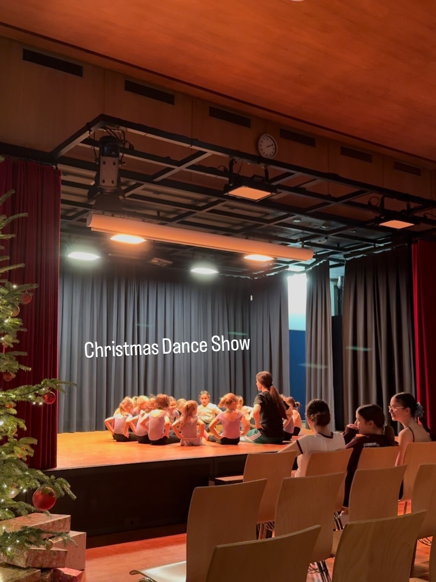 Christmas Dance Show 2025 „Winterland“
Singsaal Wiltiswacht 14.12
So proud of these amazing kids who shined on stage with so much joy, courage, and passion.
Thank you for the smiles and the magic you brought to this performance. #creativedanceforkids
What a beautiful way to end the year 💛🎄
MEP DANCE STUDIO
Contemporary Dance Studio Küsnacht
#kindertanz #teens #adults #onstage christmasdance