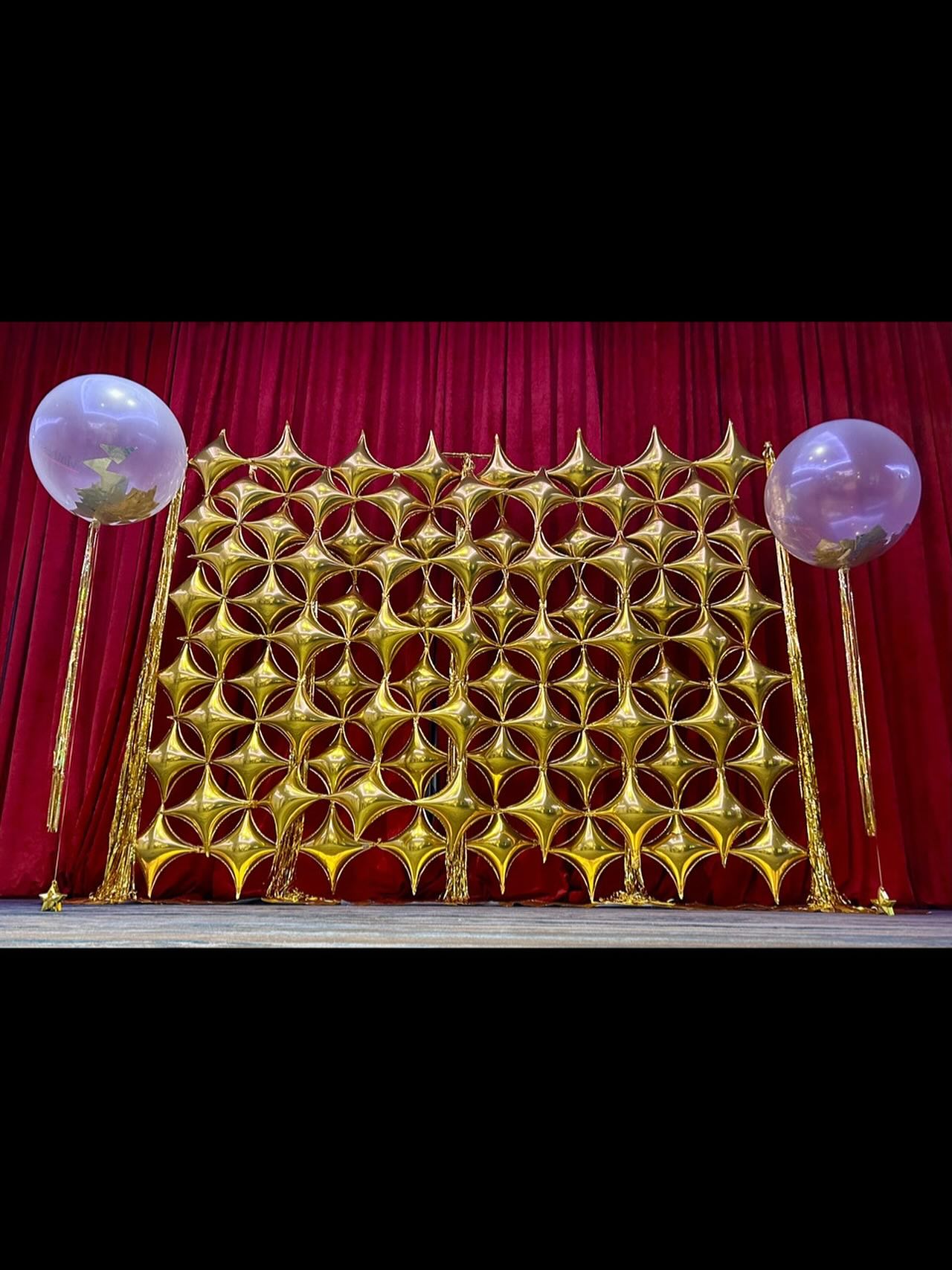 Make a grand entrance with @bespokeballoons.ie